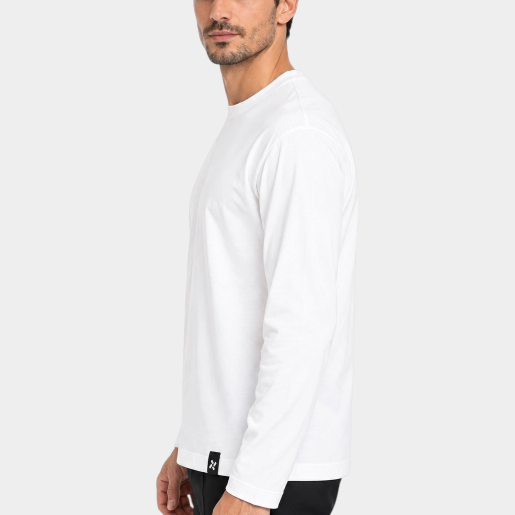 Modello indossa t-shirt bianca a manica lunga Follower SRL con vestibilità regular e dettaglio logo sul polsino