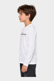 Ragazzo di profilo indossa una t-shirt bianca a maniche lunghe con logo Follower SRL Richmond sul petto