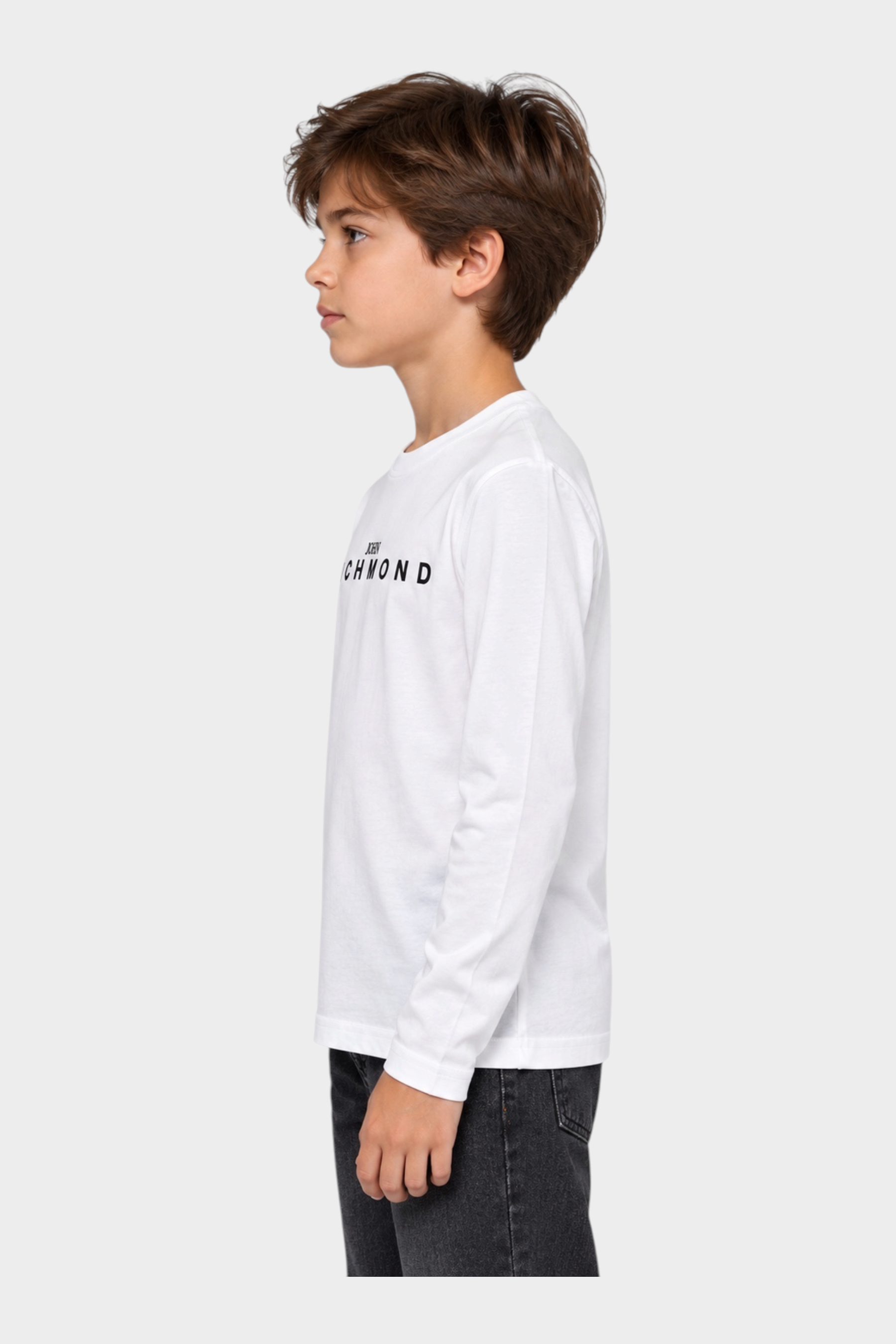 Ragazzo di profilo indossa una t-shirt bianca a maniche lunghe con logo Follower SRL Richmond sul petto