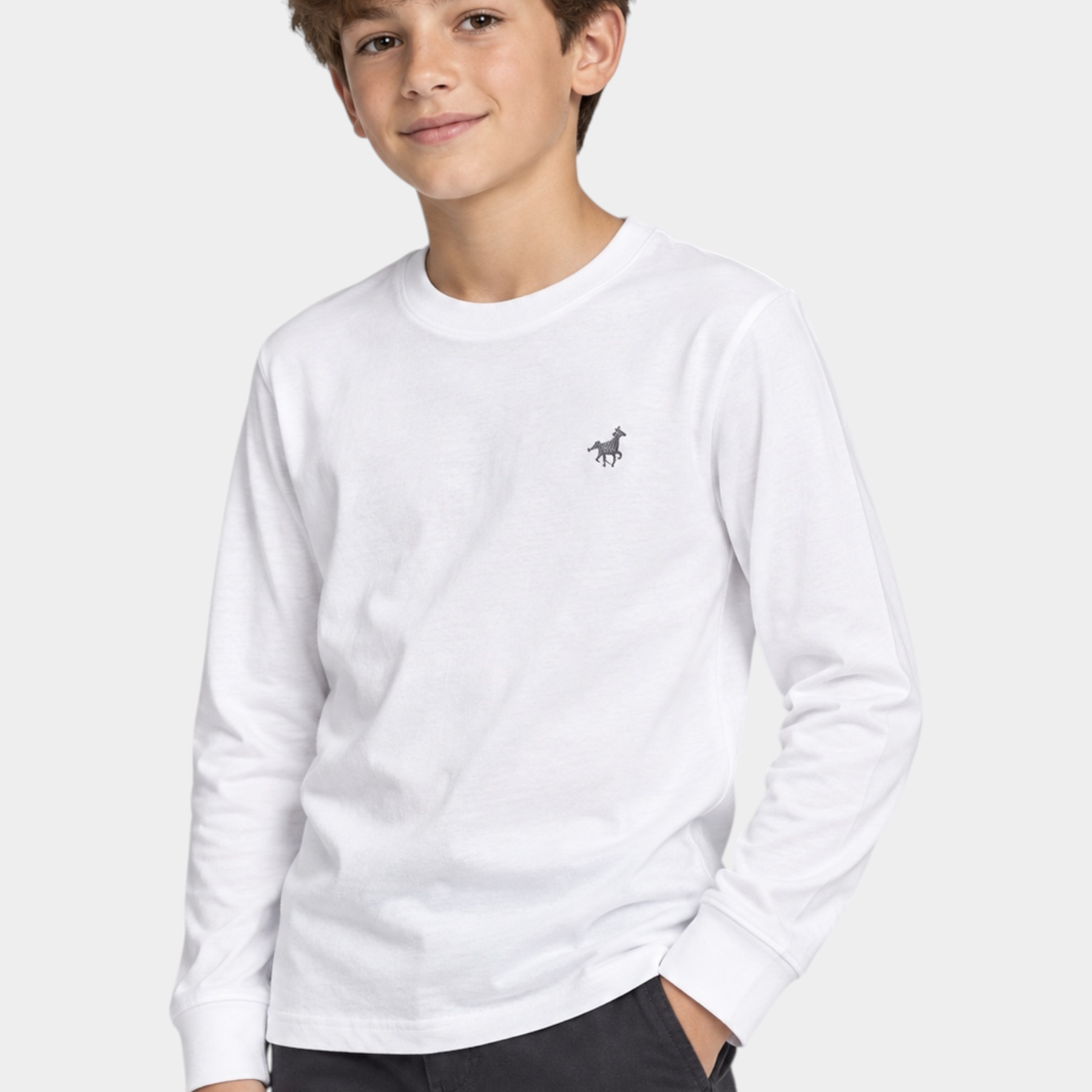 Ragazzo indossa una t-shirt a maniche lunghe bianca Follower SRL con logo iconico sul petto
