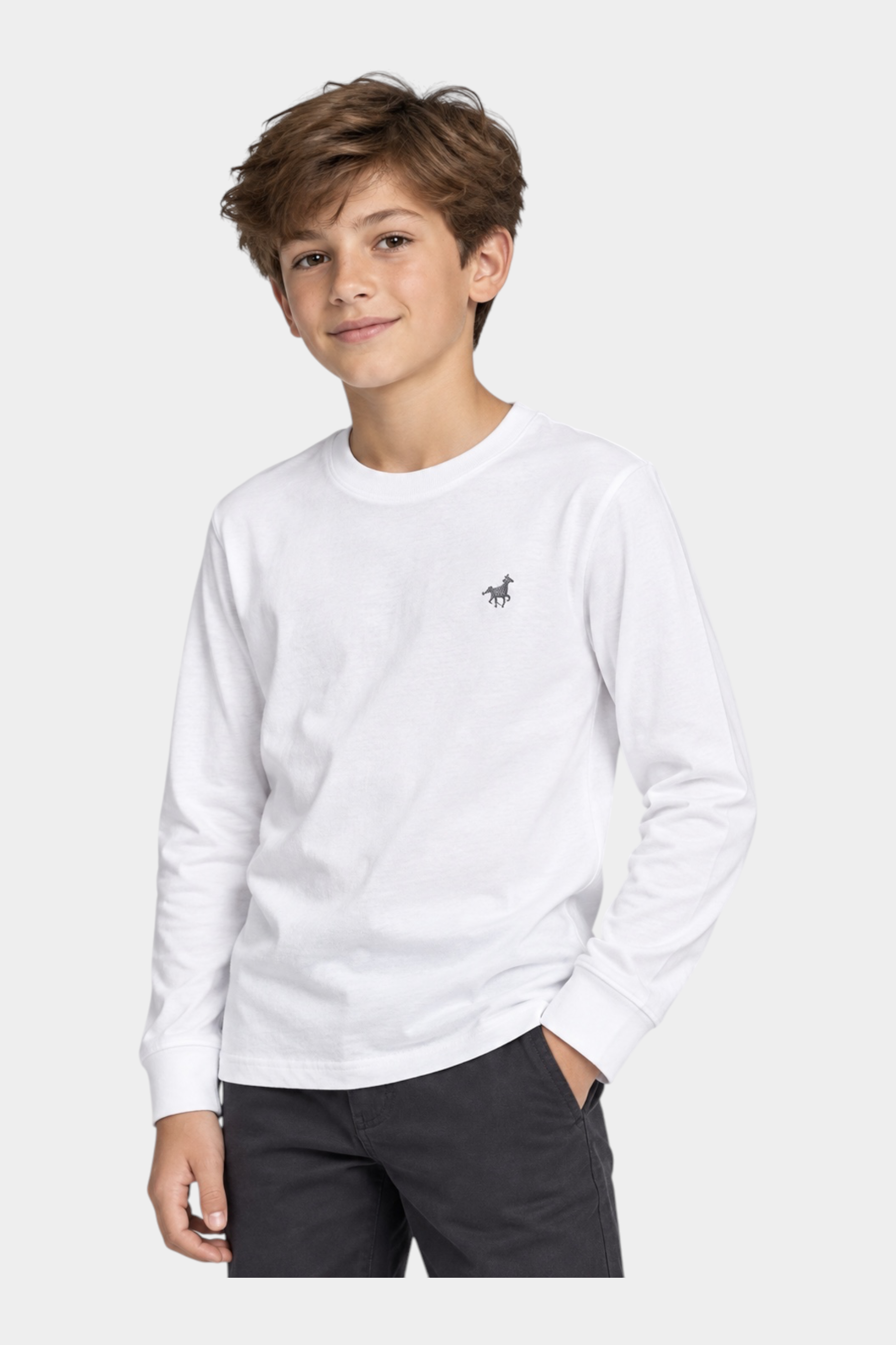 Ragazzo indossa una t-shirt a maniche lunghe bianca Follower SRL con logo iconico sul petto