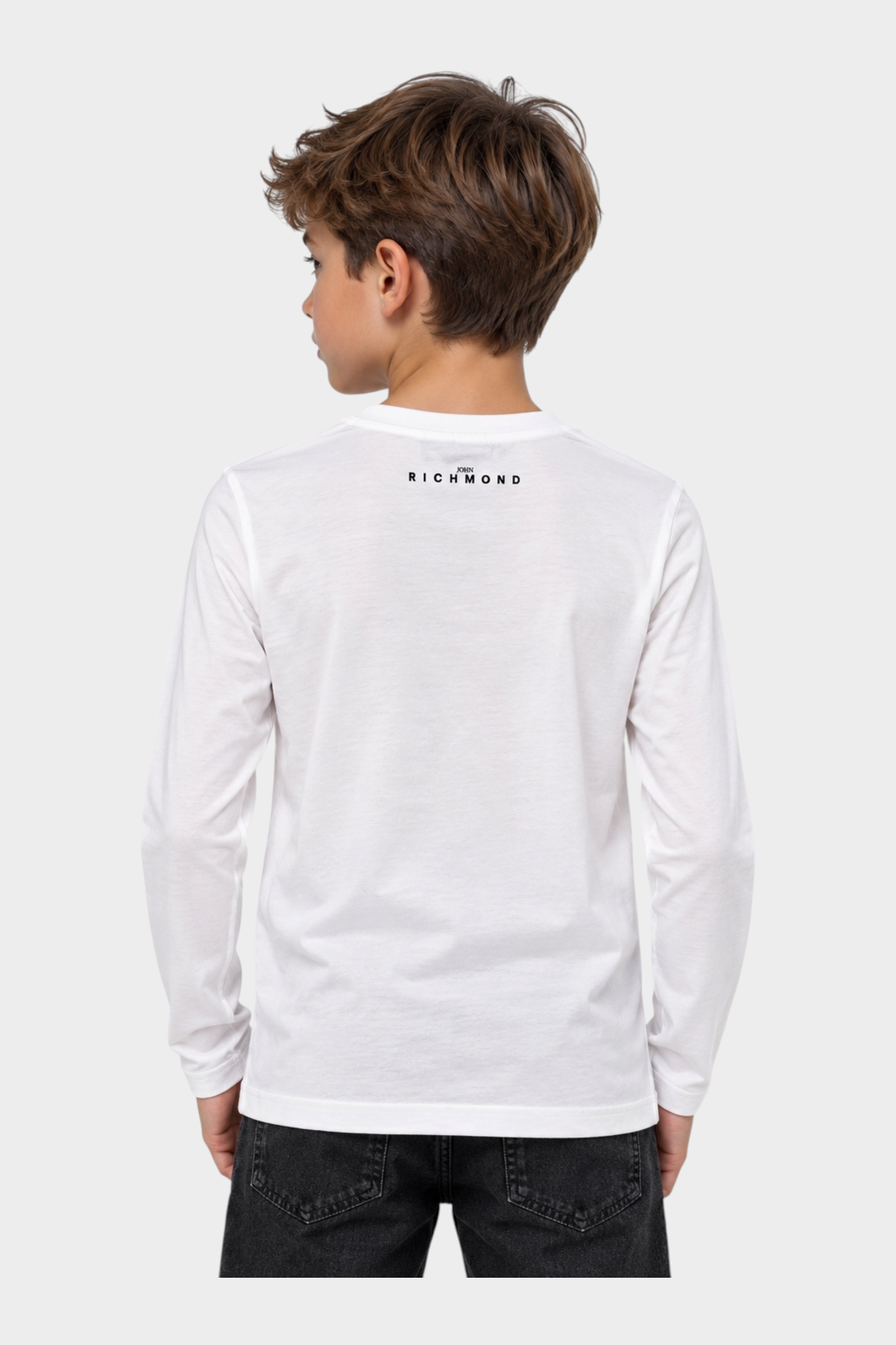Ragazzo indossa t-shirt bianca a maniche lunghe Follower SRL con logo John Richmond stampato sul retro