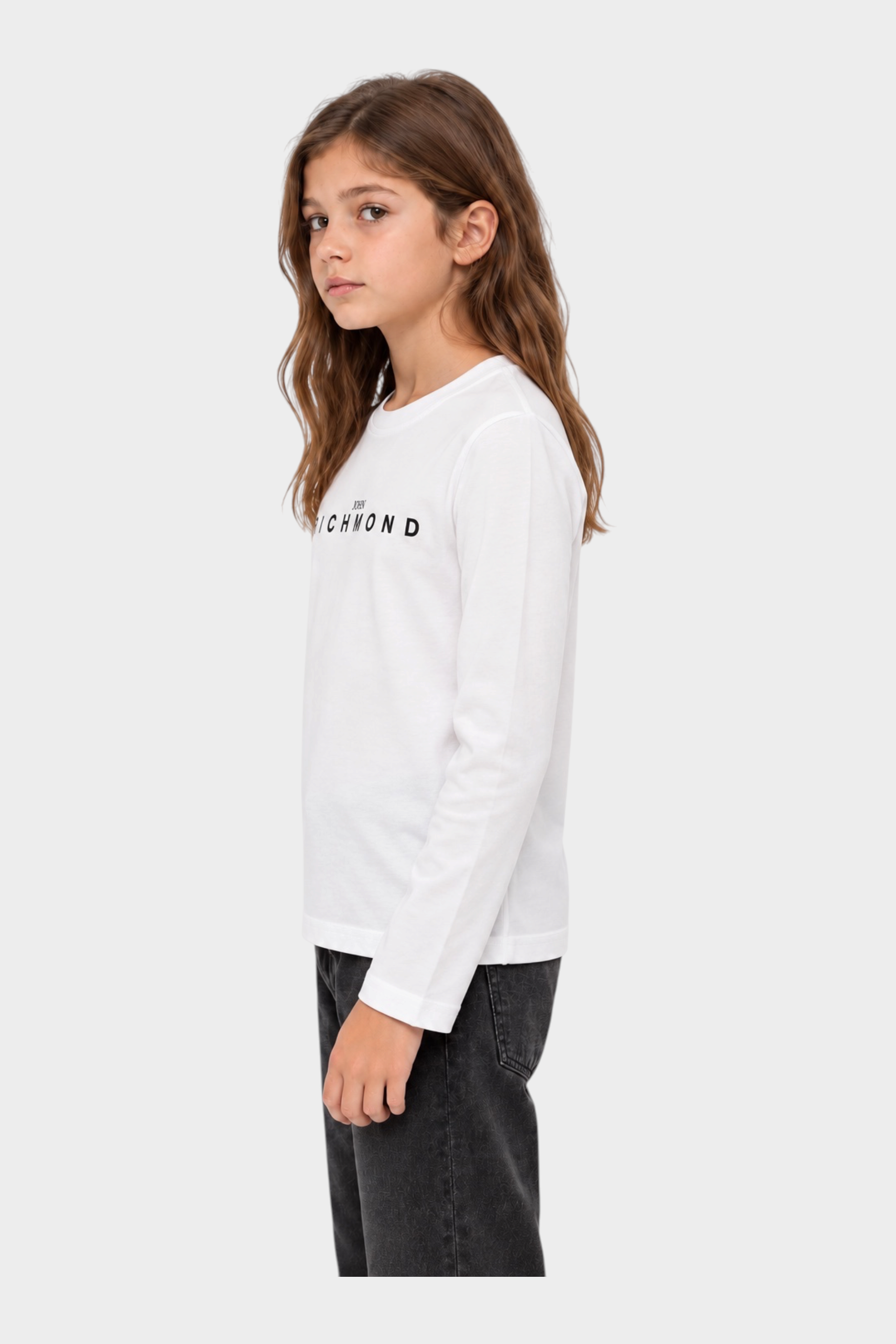 Ragazza indossa una t-shirt bianca a maniche lunghe Follower SRL con logo John Richmond nero sul petto