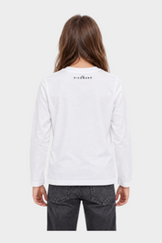 Modella indossa t-shirt bianca a maniche lunghe Follower SRL con logo John Richmond stampato sul retro