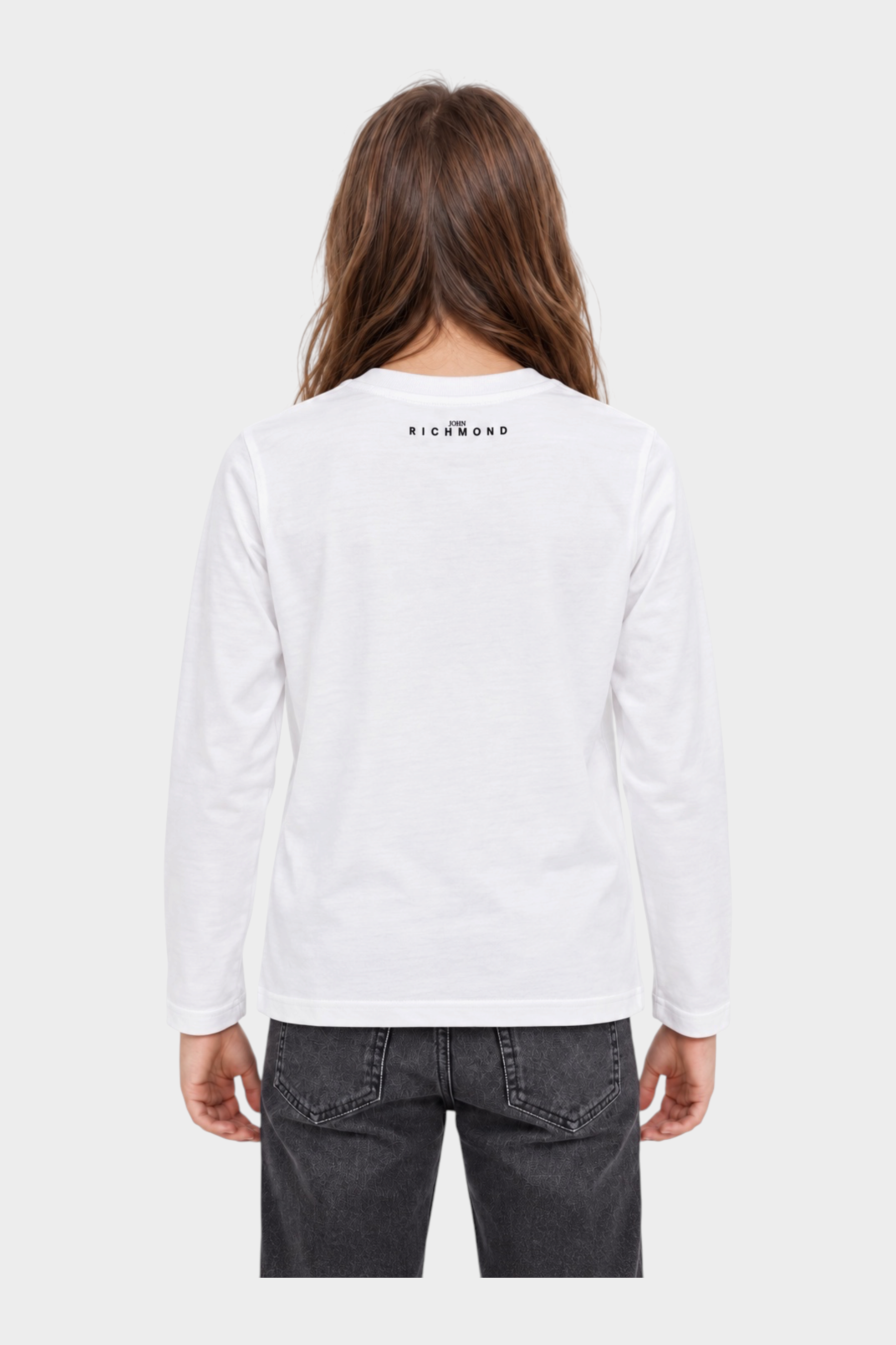 Modella indossa t-shirt bianca a maniche lunghe Follower SRL con logo John Richmond stampato sul retro
