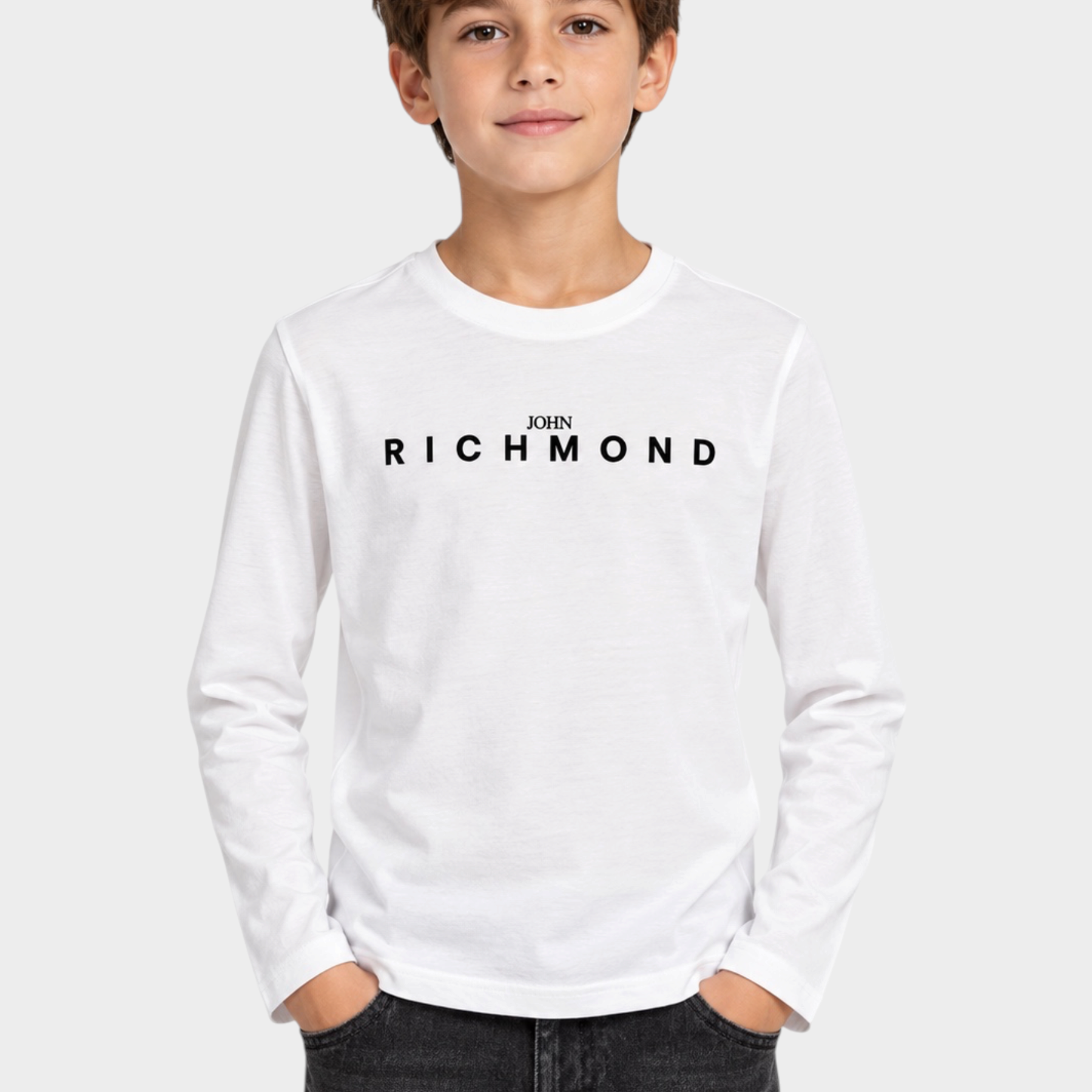 Ragazzo indossa una t-shirt bianca a maniche lunghe con logo nero Follower SRL Richmond sul petto
