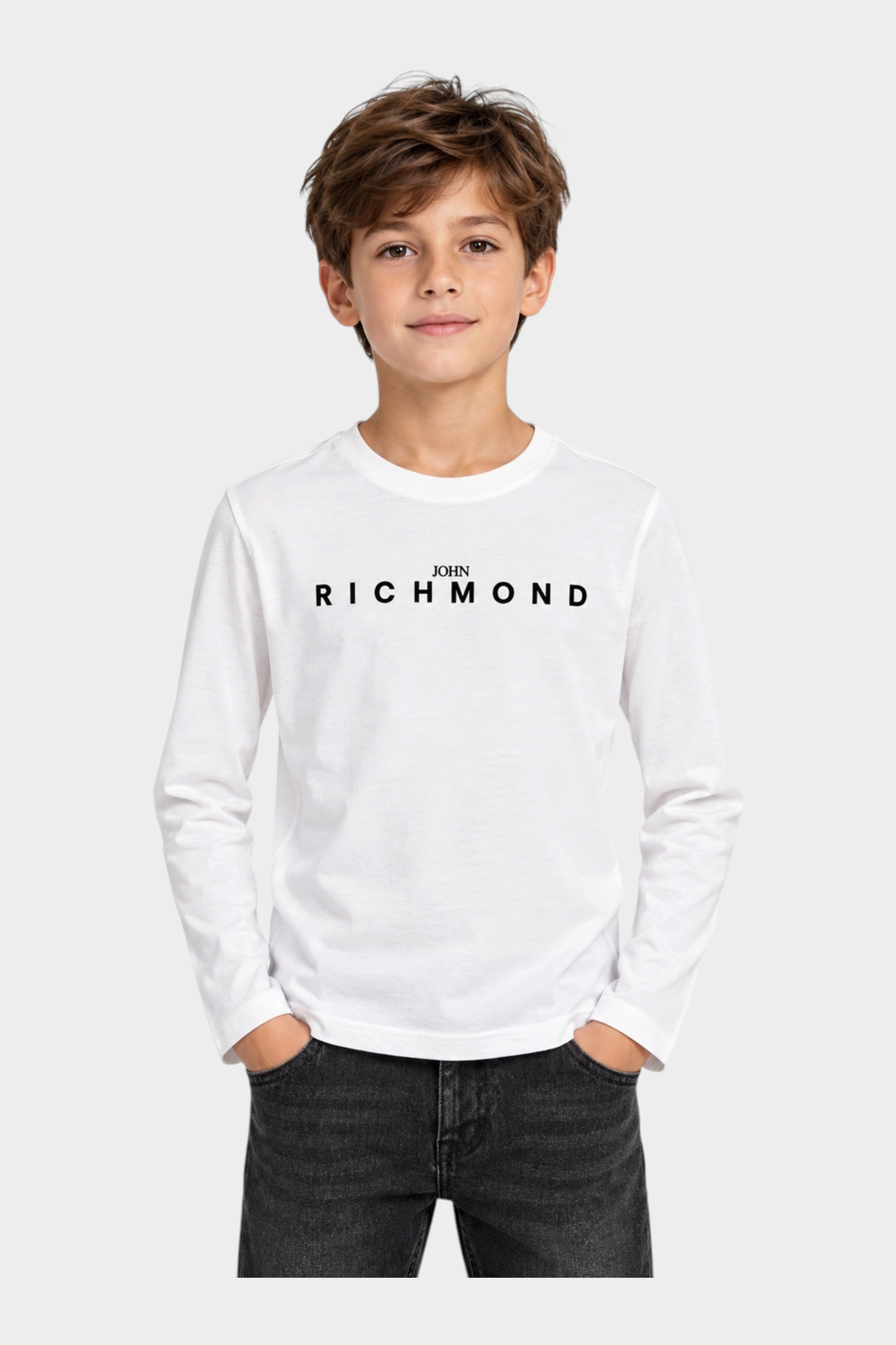 Ragazzo indossa una t-shirt bianca a maniche lunghe con logo nero Follower SRL Richmond sul petto