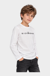 Ragazzo indossa una t-shirt bianca a maniche lunghe con logo Follower SRL Richmond sul petto
