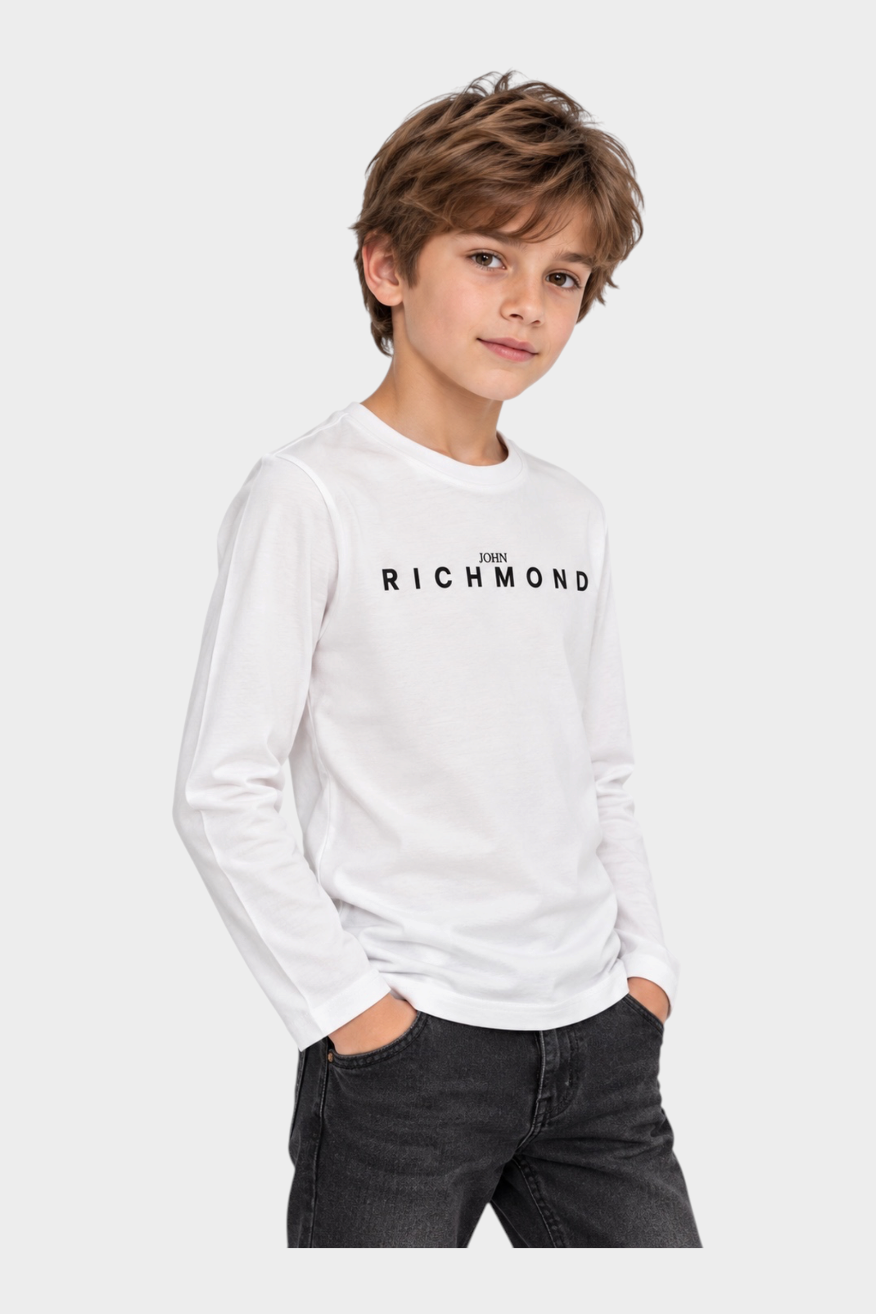 Ragazzo indossa una t-shirt bianca a maniche lunghe con logo Follower SRL Richmond sul petto