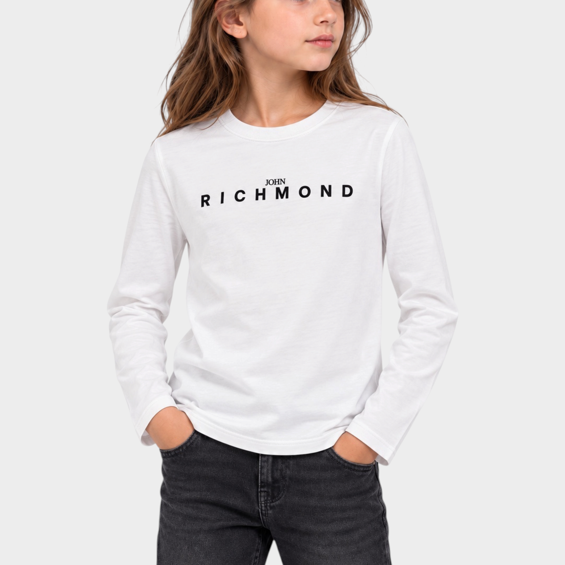 Bambina indossa una t-shirt bianca a maniche lunghe Follower SRL con logo John Richmond nero sul petto