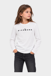 Bambina indossa una t-shirt bianca a maniche lunghe Follower SRL con logo John Richmond nero sul petto