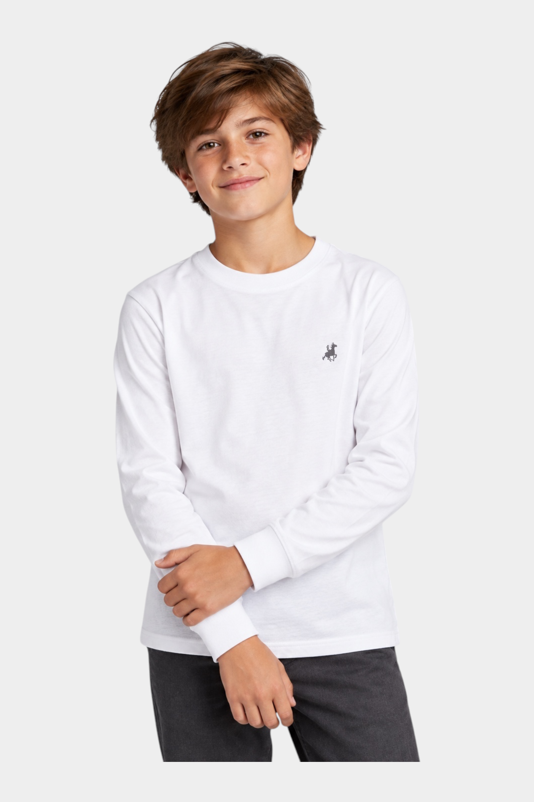 Ragazzo indossa una t-shirt a maniche lunghe bianca Follower SRL con logo iconico sul petto