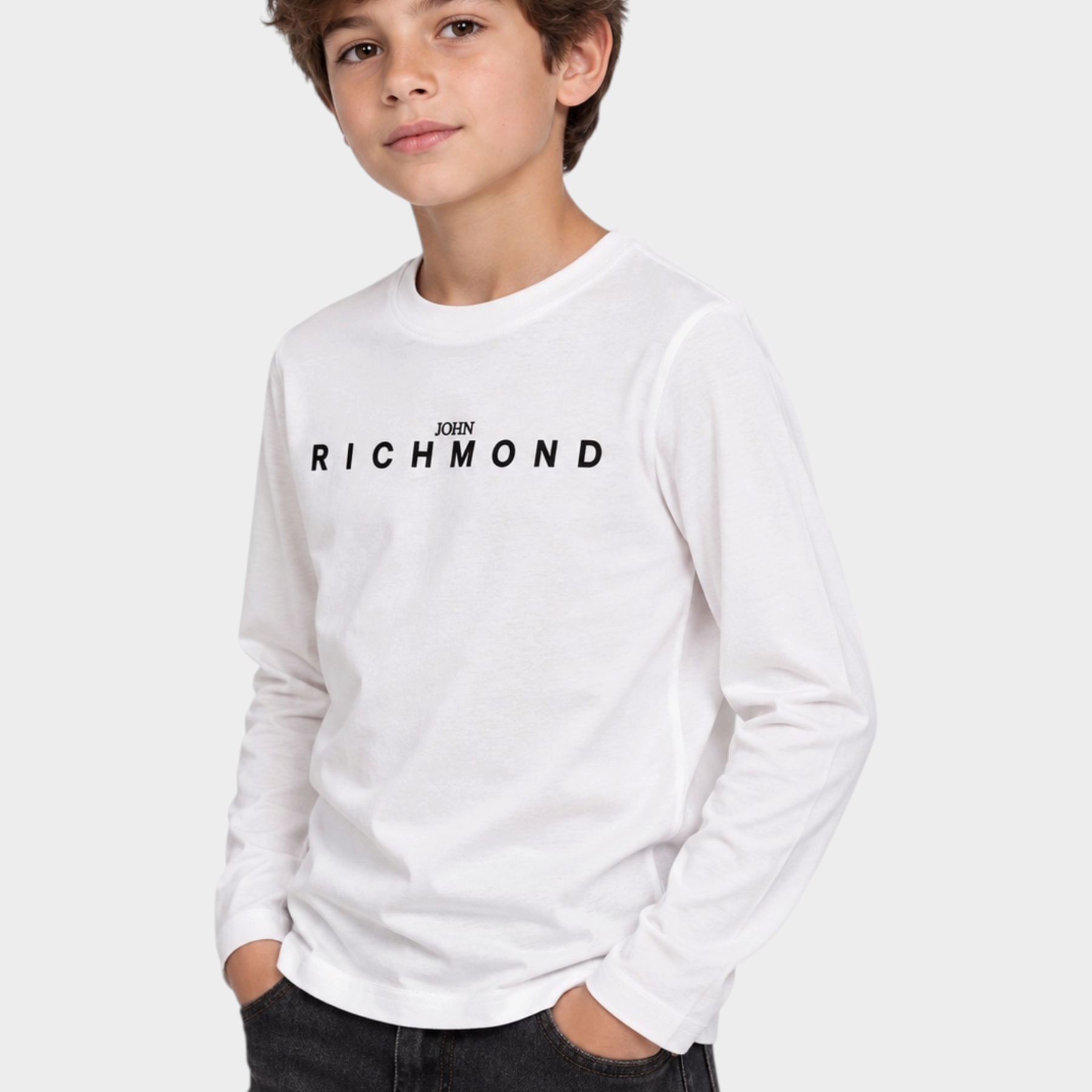 Ragazzo indossa una t-shirt bianca a maniche lunghe Follower SRL con logo John Richmond nero sul petto