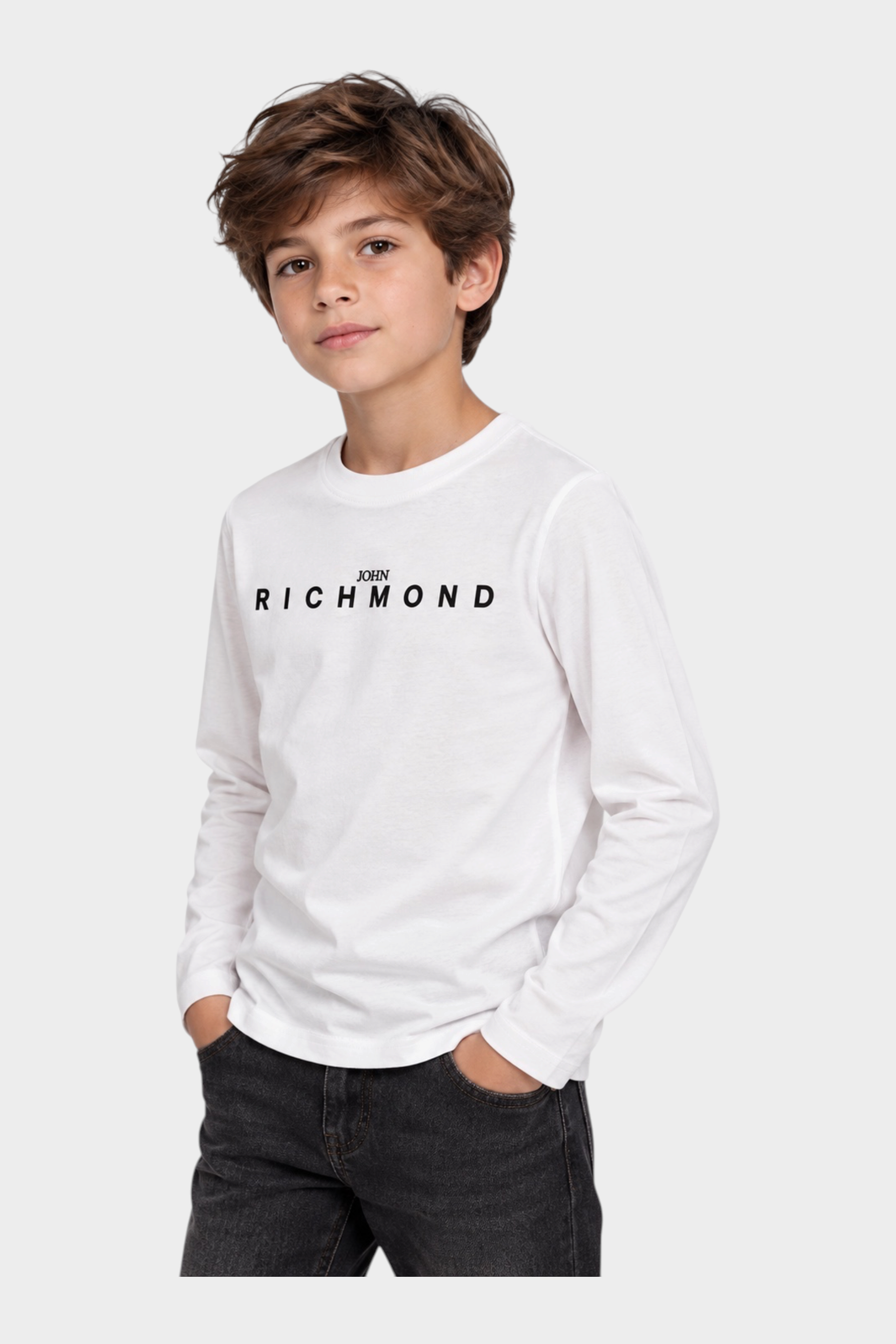 Ragazzo indossa una t-shirt bianca a maniche lunghe Follower SRL con logo John Richmond nero sul petto