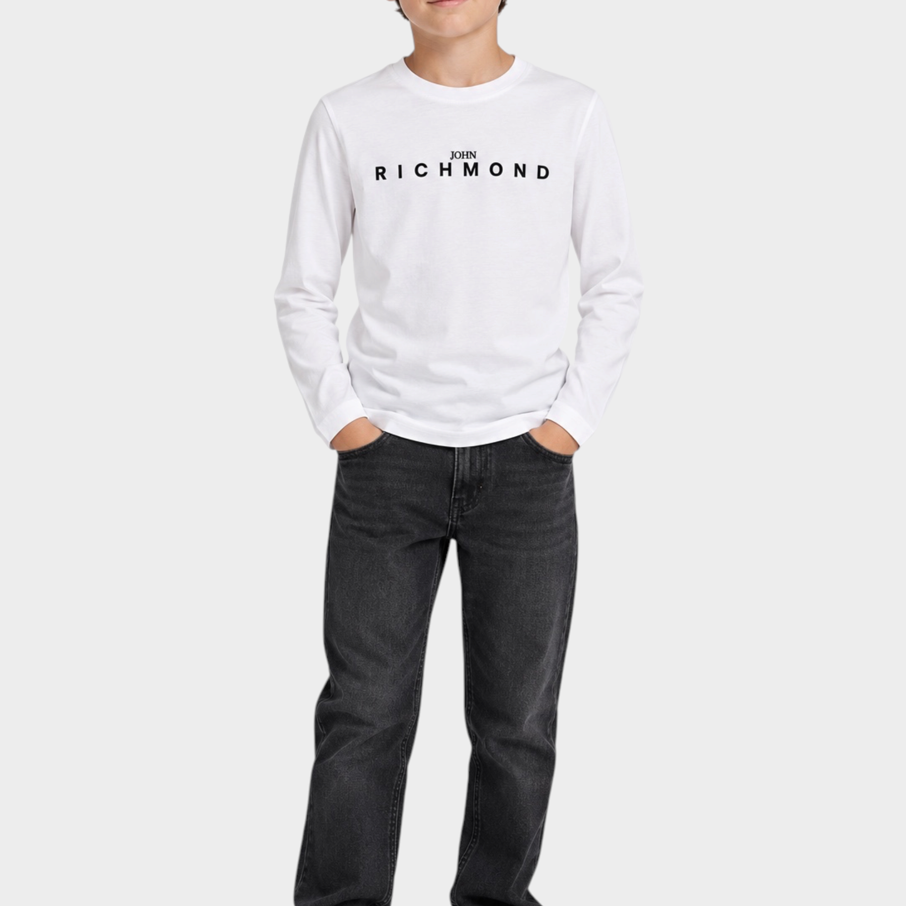 Ragazzo indossa t-shirt bianca a maniche lunghe Follower SRL con logo John Richmond nero sul petto