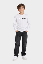 Ragazzo indossa t-shirt bianca a maniche lunghe Follower SRL con logo John Richmond nero sul petto