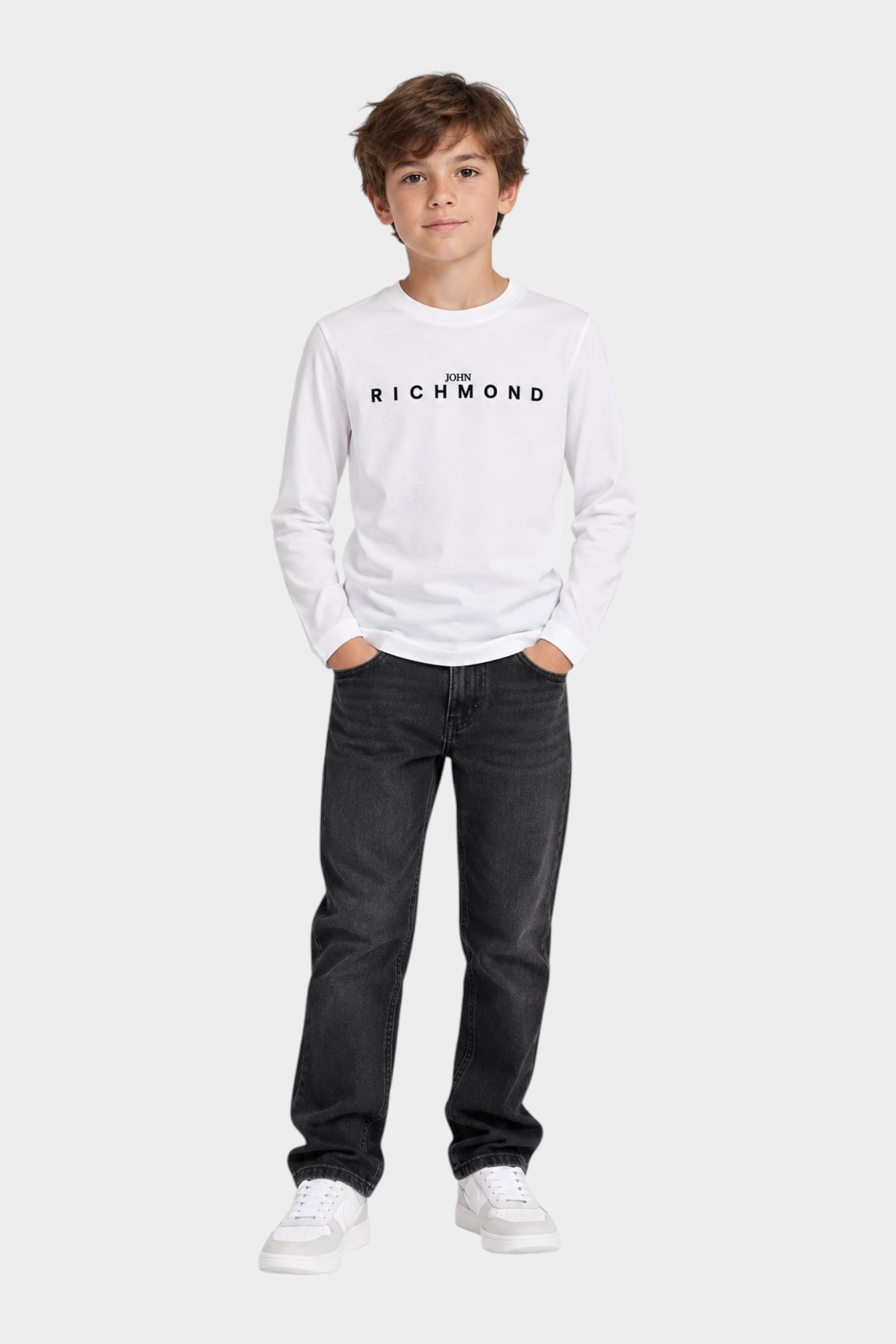 Ragazzo indossa t-shirt bianca a maniche lunghe Follower SRL con logo John Richmond nero sul petto