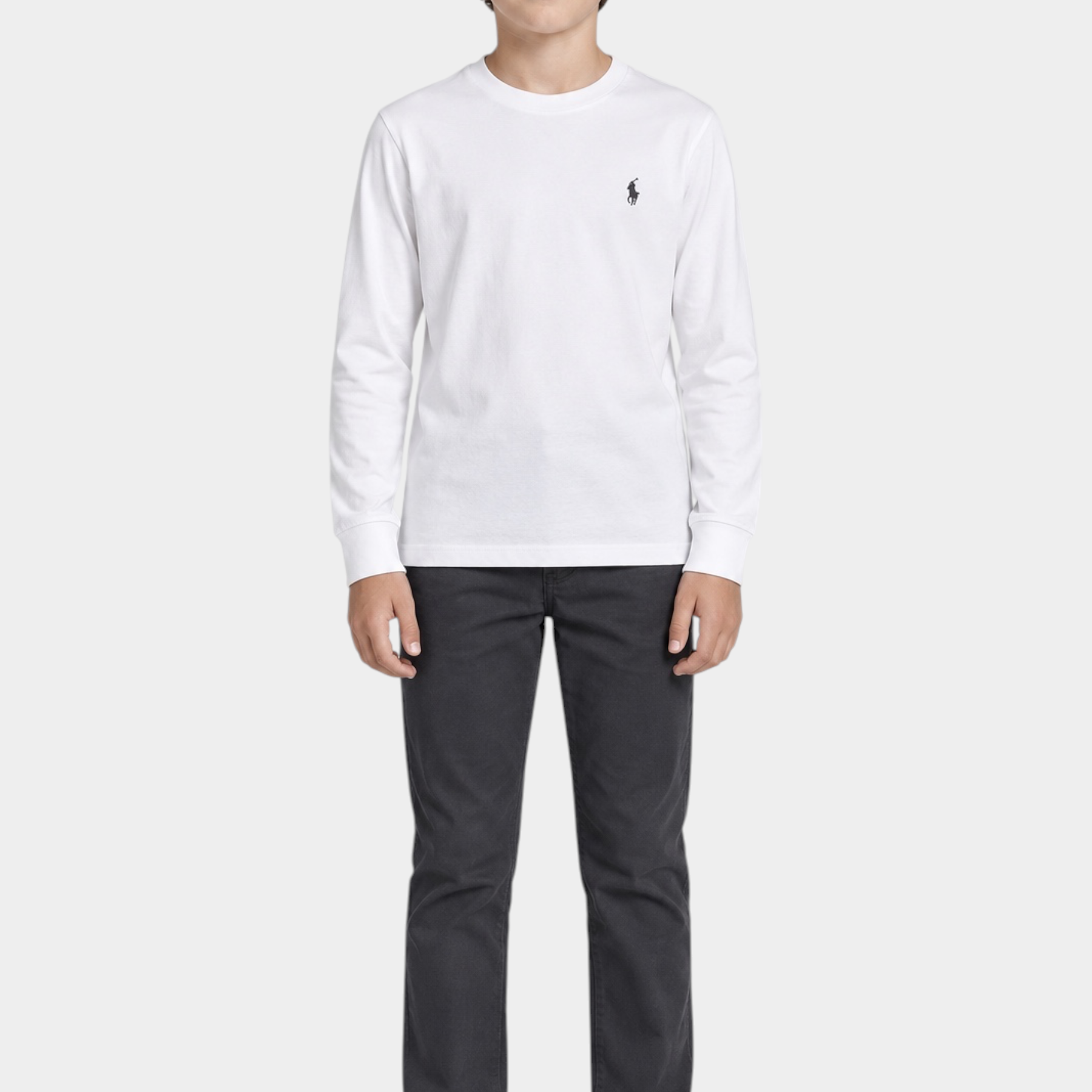 Ragazzo indossa una t-shirt bianca a maniche lunghe Follower SRL con logo iconico sul petto e pantaloni scuri