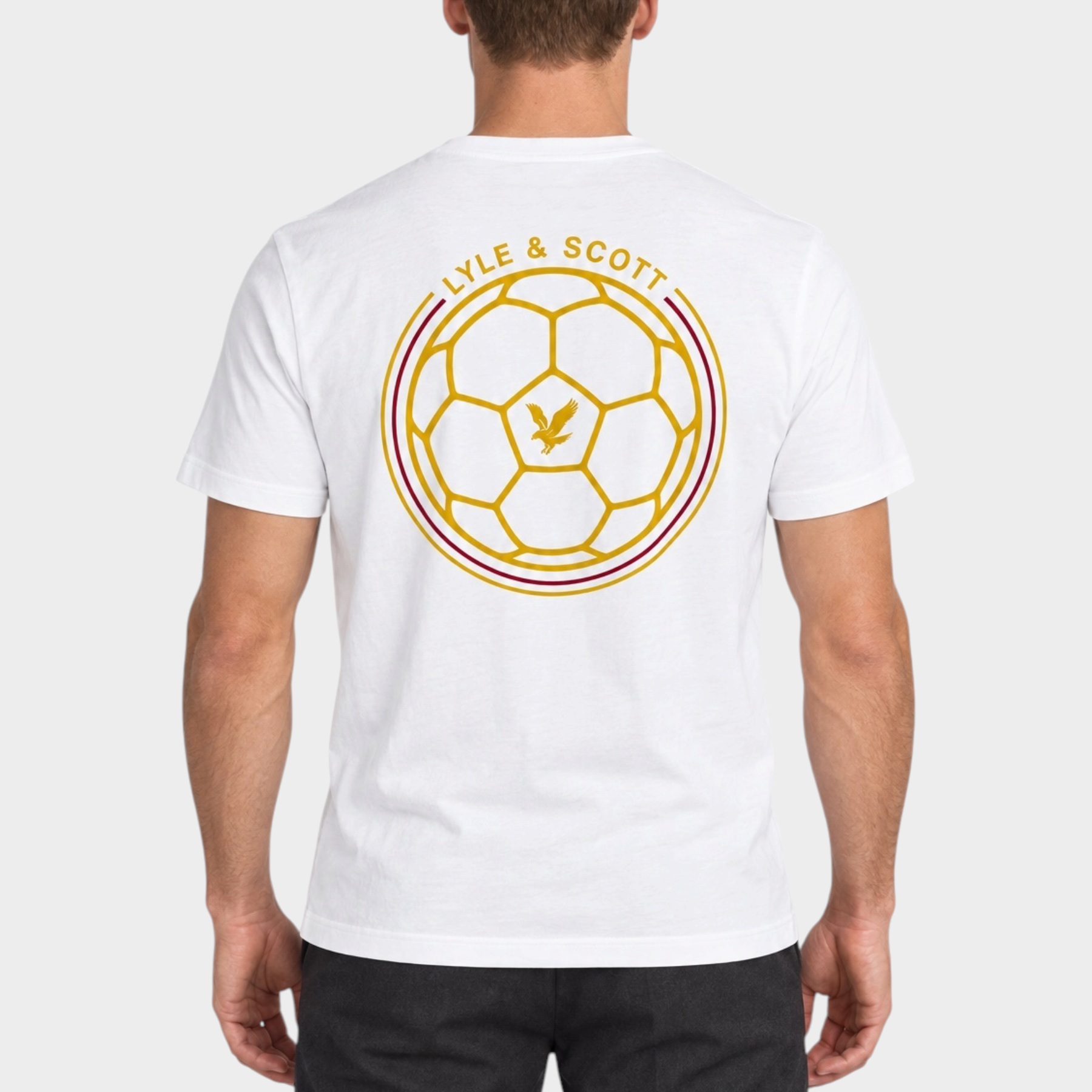 T-shirt bianca da uomo Follower SRL con stampa grafica retro di un pallone da calcio e logo Lyle & Scott sulla schiena