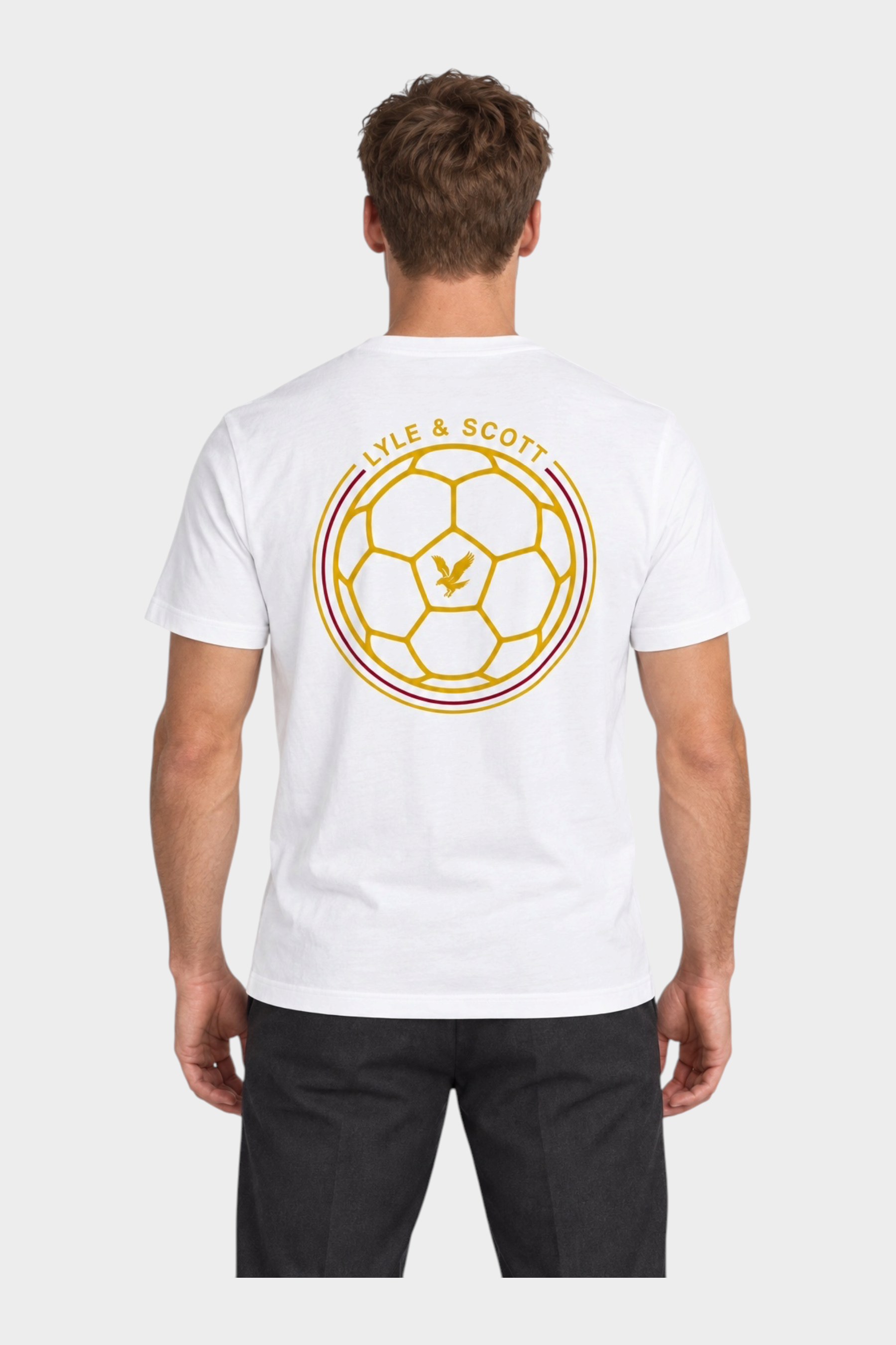 T-shirt bianca da uomo Follower SRL con stampa grafica retro di un pallone da calcio e logo Lyle & Scott sulla schiena