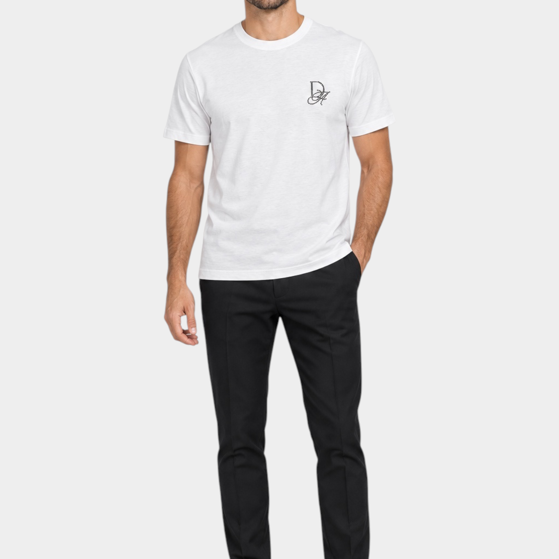 Modello indossa t-shirt bianca Follower SRL in cotone e modal con logo strass Daniele Alessandrini sul petto