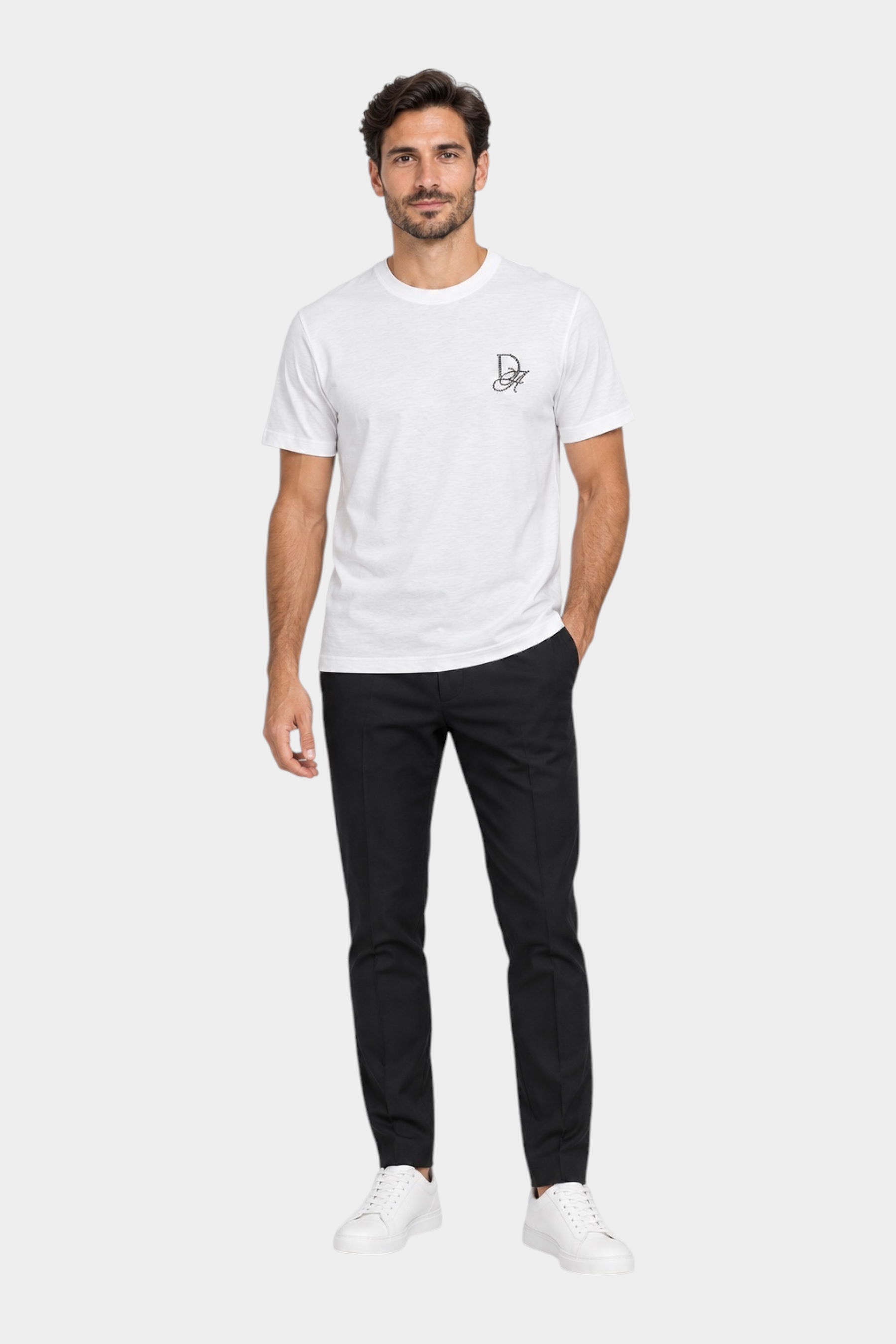 Modello indossa t-shirt bianca Follower SRL in cotone e modal con logo strass Daniele Alessandrini sul petto