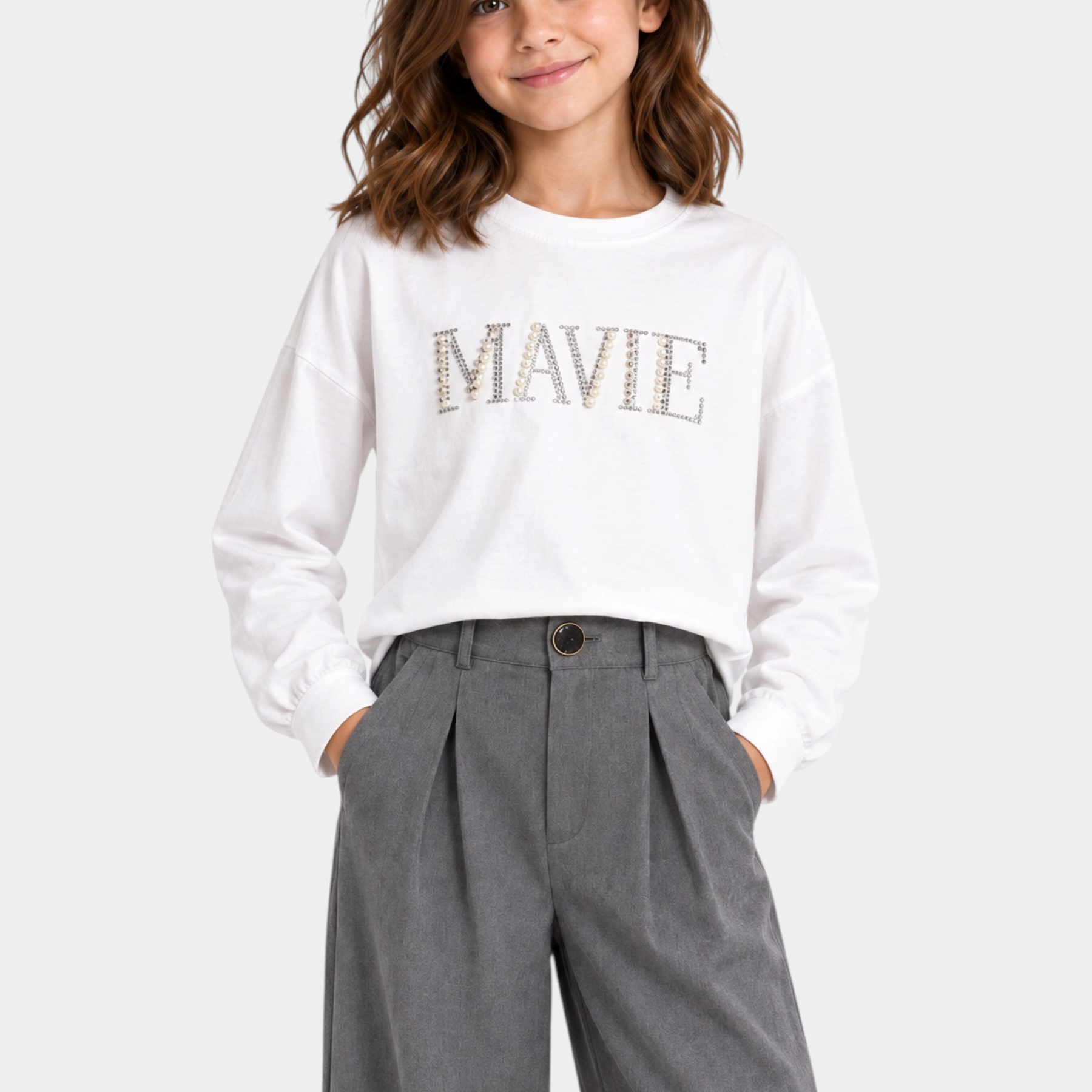 Bambina indossa t-shirt bianca a maniche lunghe Follower SRL con scritta MA VIE decorata da strass luminosi