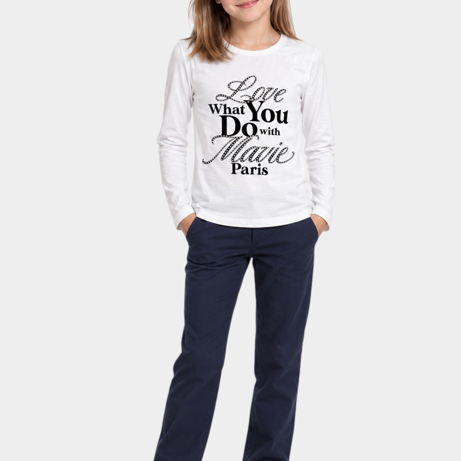 Bambina indossa t-shirt bianca a maniche lunghe Follower SRL con scritta gioiello in strass e pantaloni blu
