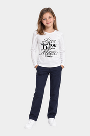 Bambina indossa t-shirt bianca a maniche lunghe Follower SRL con scritta gioiello in strass e pantaloni blu
