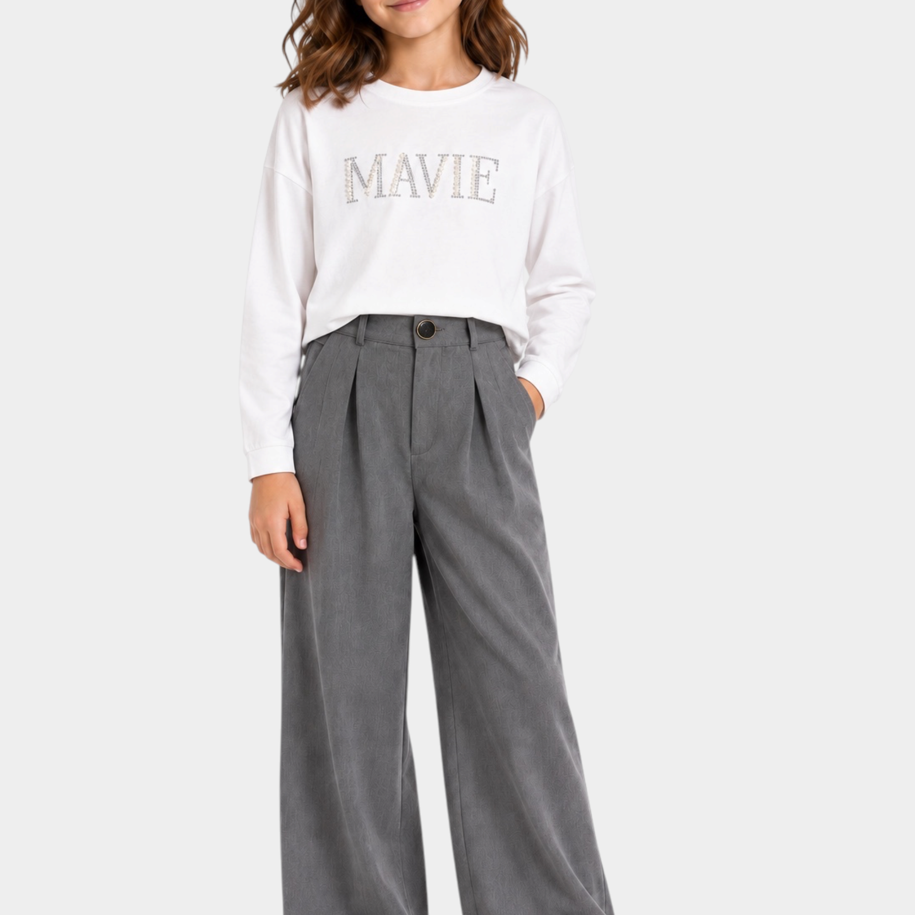 Bambina indossa t-shirt bianca a maniche lunghe con scritta MA VIE in strass di Follower SRL e pantaloni grigi
