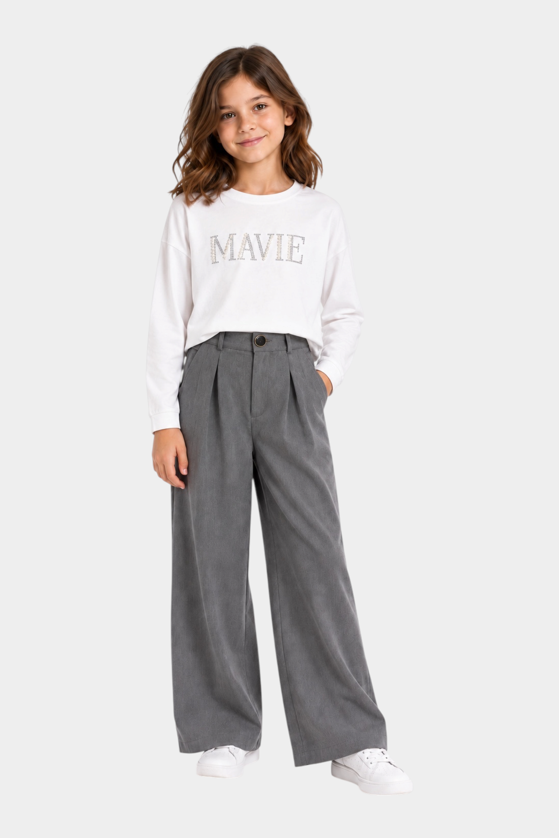 Bambina indossa t-shirt bianca a maniche lunghe con scritta MA VIE in strass di Follower SRL e pantaloni grigi