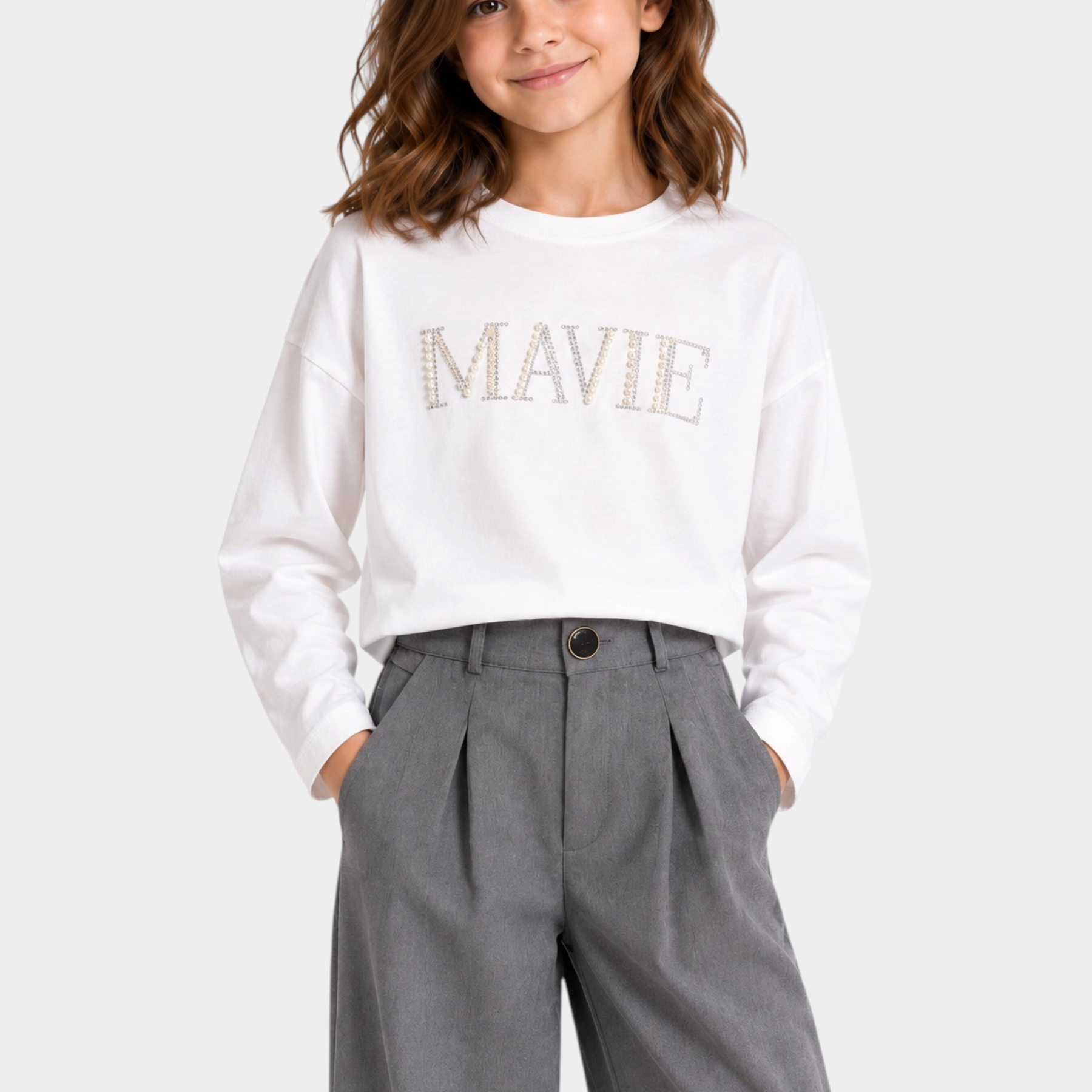 Bambina indossa una t-shirt bianca a maniche lunghe Follower SRL con logo MA VIE PARIS decorato da strass luminosi