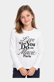 Bambina indossa una t-shirt bianca a maniche lunghe Follower SRL con scritta nera decorata da strass