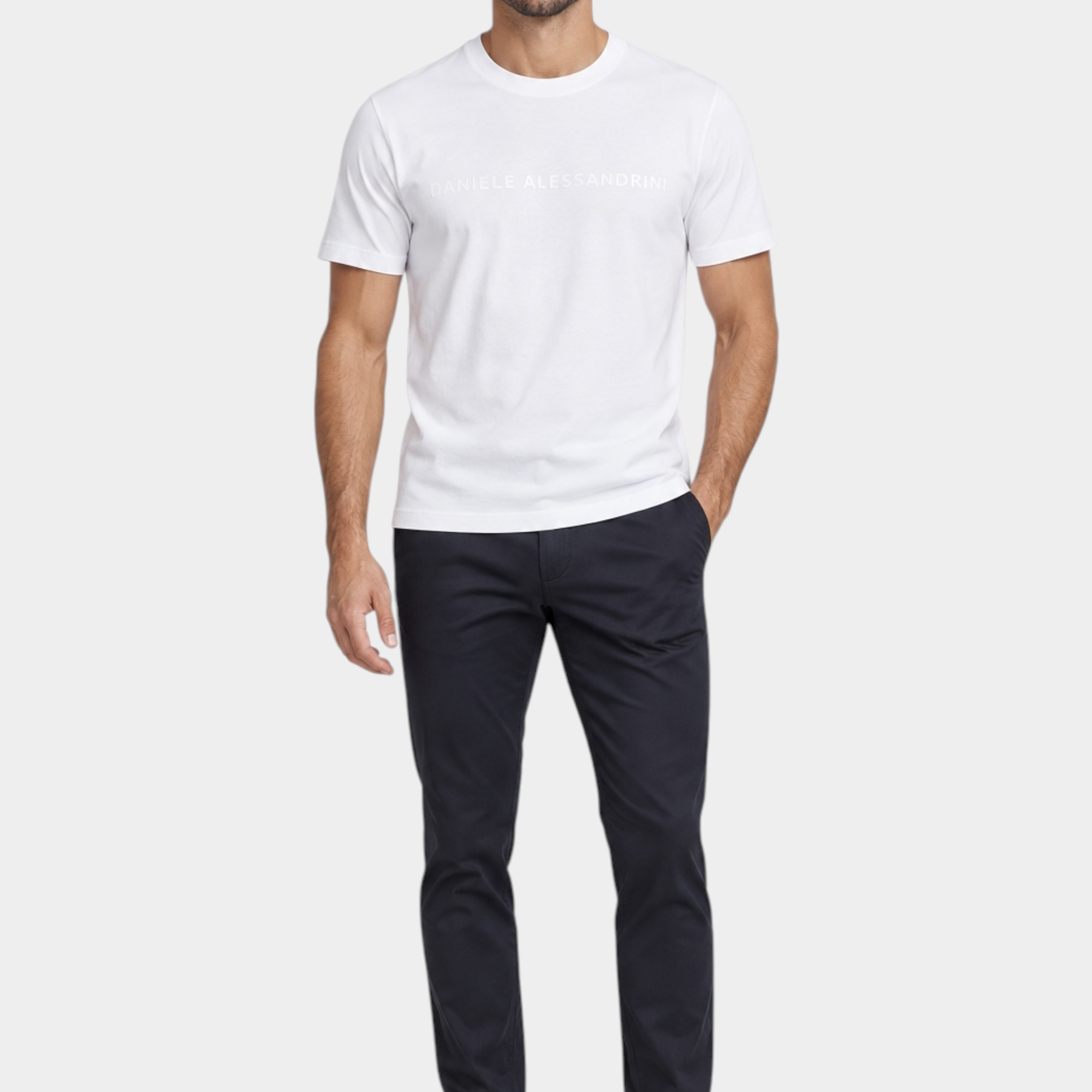 Modello indossa t-shirt bianca Follower SRL in misto cotone e modal con logo Daniele Alessandrini sul petto
