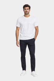 Modello indossa t-shirt bianca Follower SRL in misto cotone e modal con logo Daniele Alessandrini sul petto