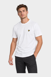 Modello indossa t-shirt bianca in cotone Follower SRL con logo Lyle & Scott sul petto