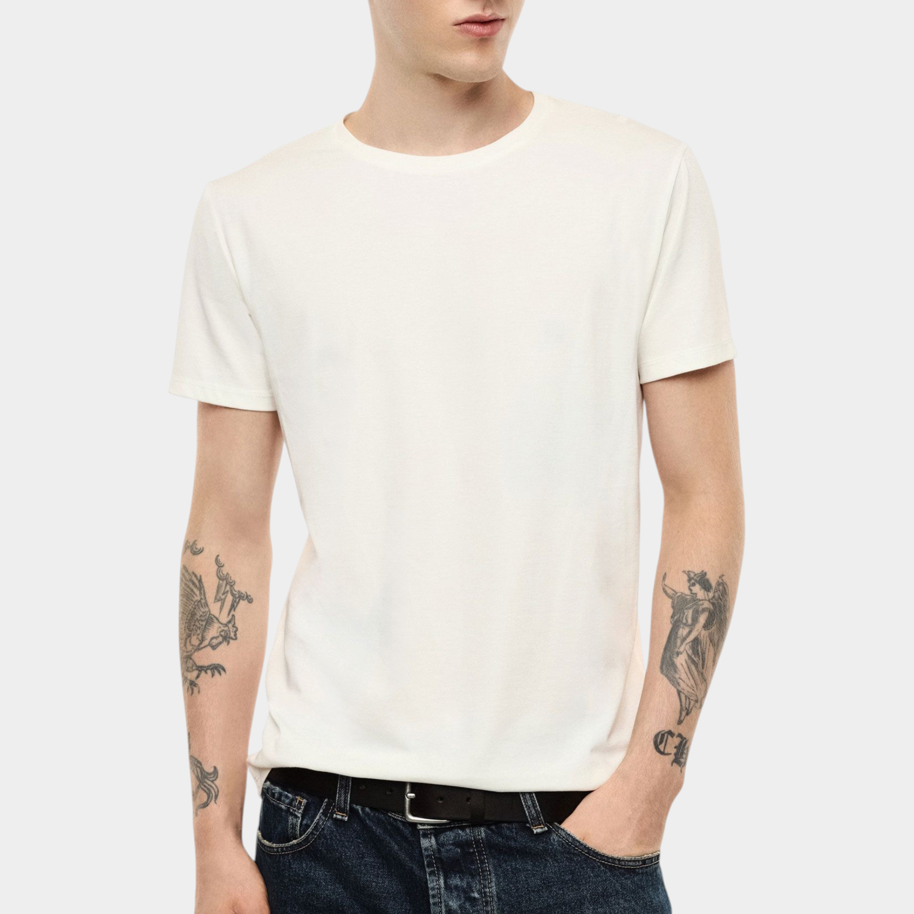 Modello indossa t-shirt bianca a girocollo regular fit IMPERIAL di Follower SRL con jeans scuri