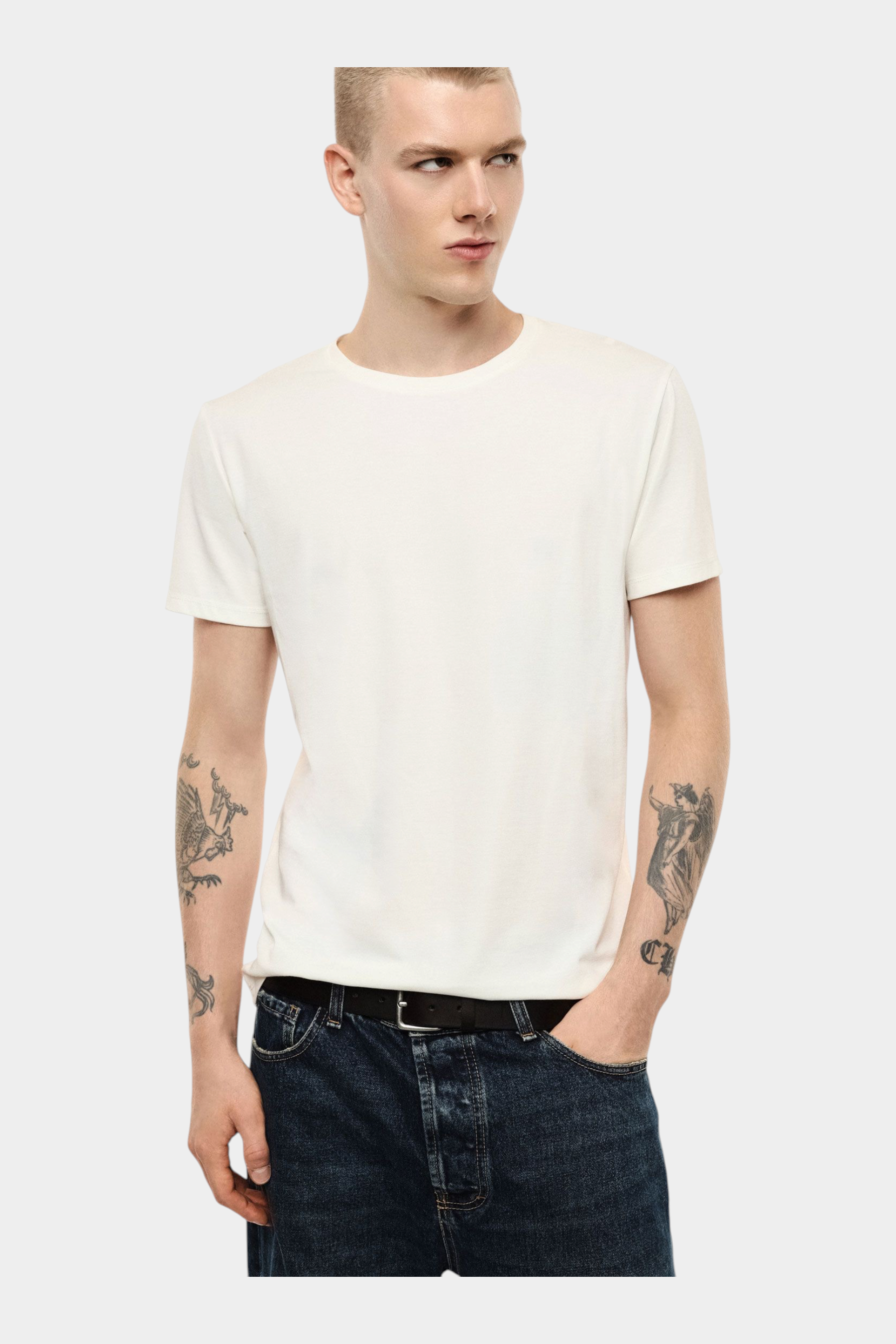 Modello indossa t-shirt bianca a girocollo regular fit IMPERIAL di Follower SRL con jeans scuri