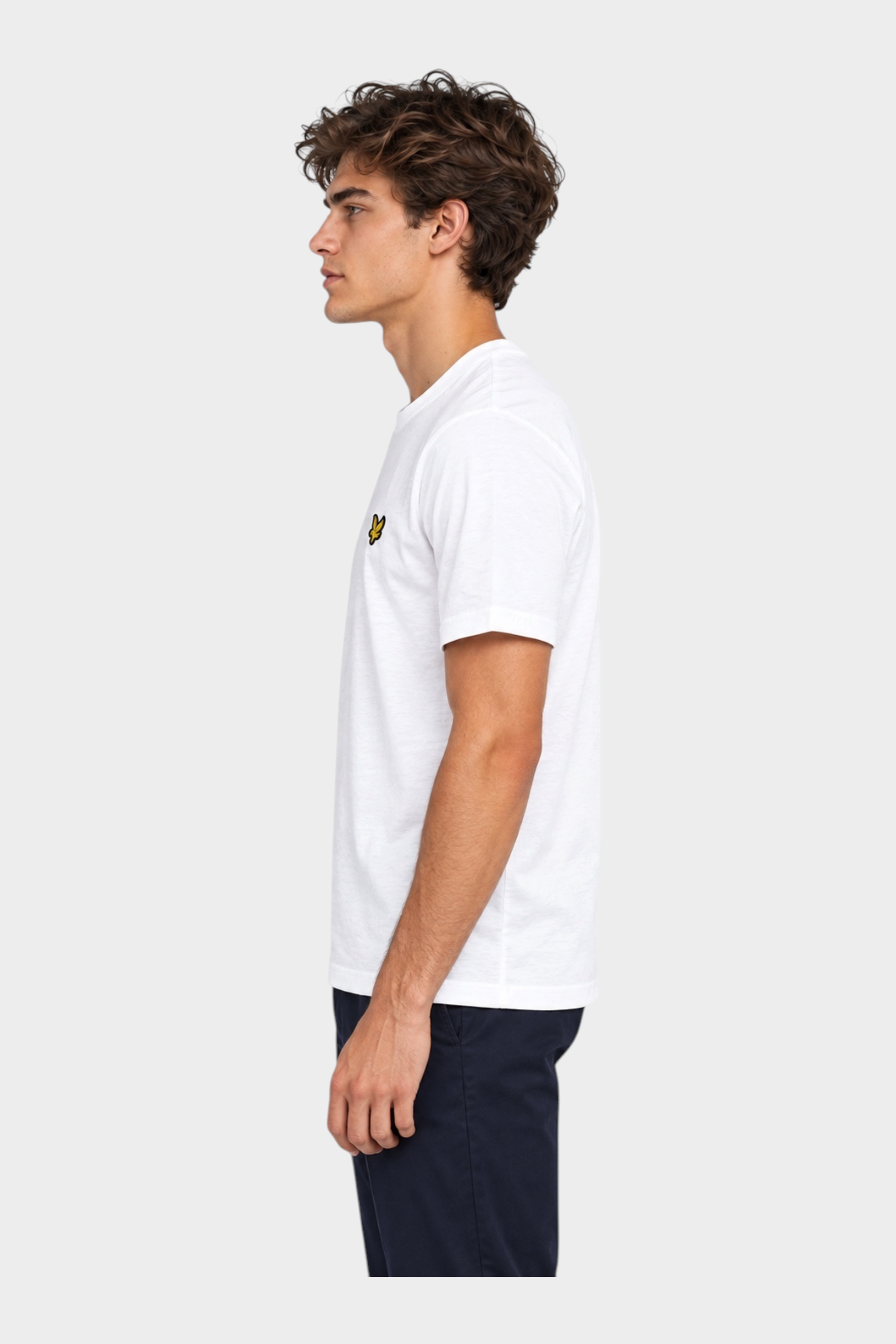 Modello indossa t-shirt bianca in cotone Follower SRL con logo LYLE & SCOTT sul petto, vista laterale