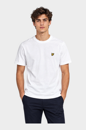 Modello indossa t-shirt bianca in cotone Follower SRL con logo Lyle & Scott sul petto