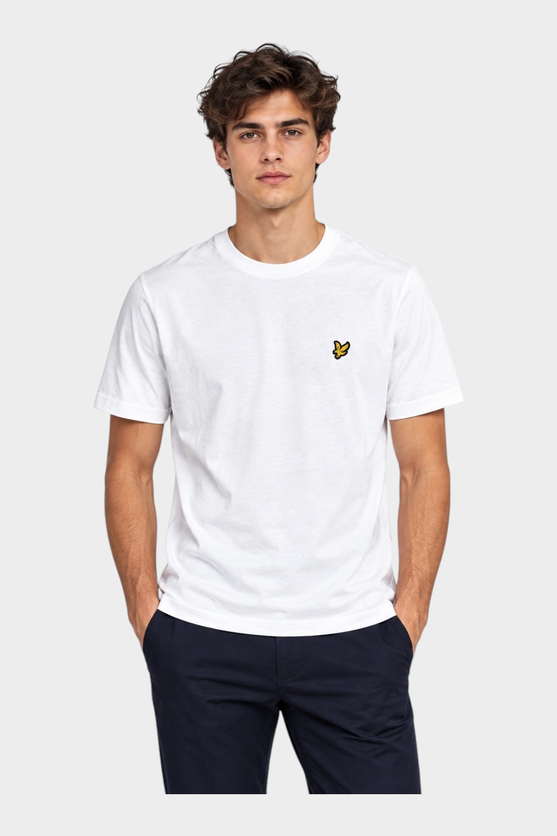Modello indossa t-shirt bianca in cotone Follower SRL con logo Lyle & Scott sul petto
