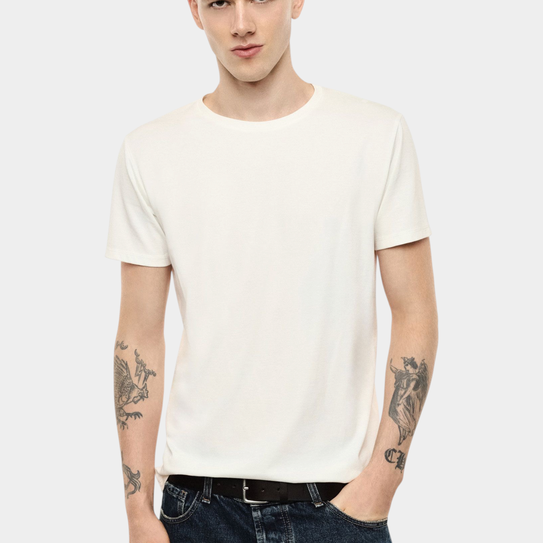 Modello indossa una t-shirt bianca a girocollo regular fit di Follower SRL con jeans scuri