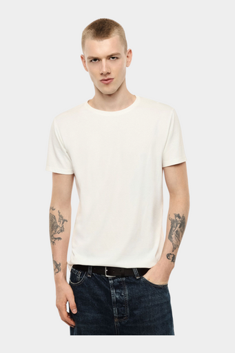 Modello indossa una t-shirt bianca a girocollo regular fit di Follower SRL con jeans scuri