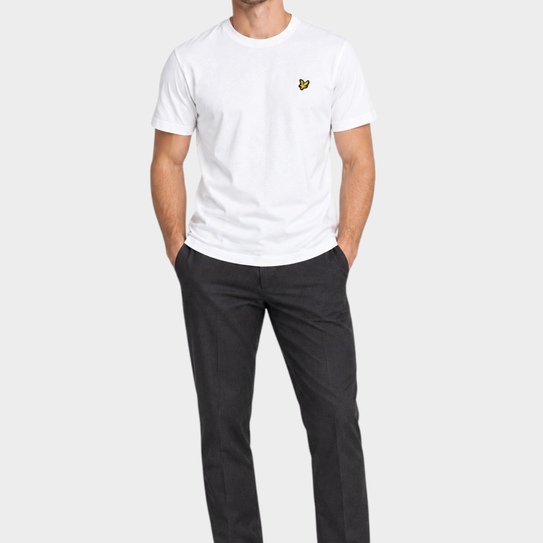 Modello indossa t-shirt bianca in cotone Follower SRL con logo Lyle & Scott sul petto e pantaloni scuri