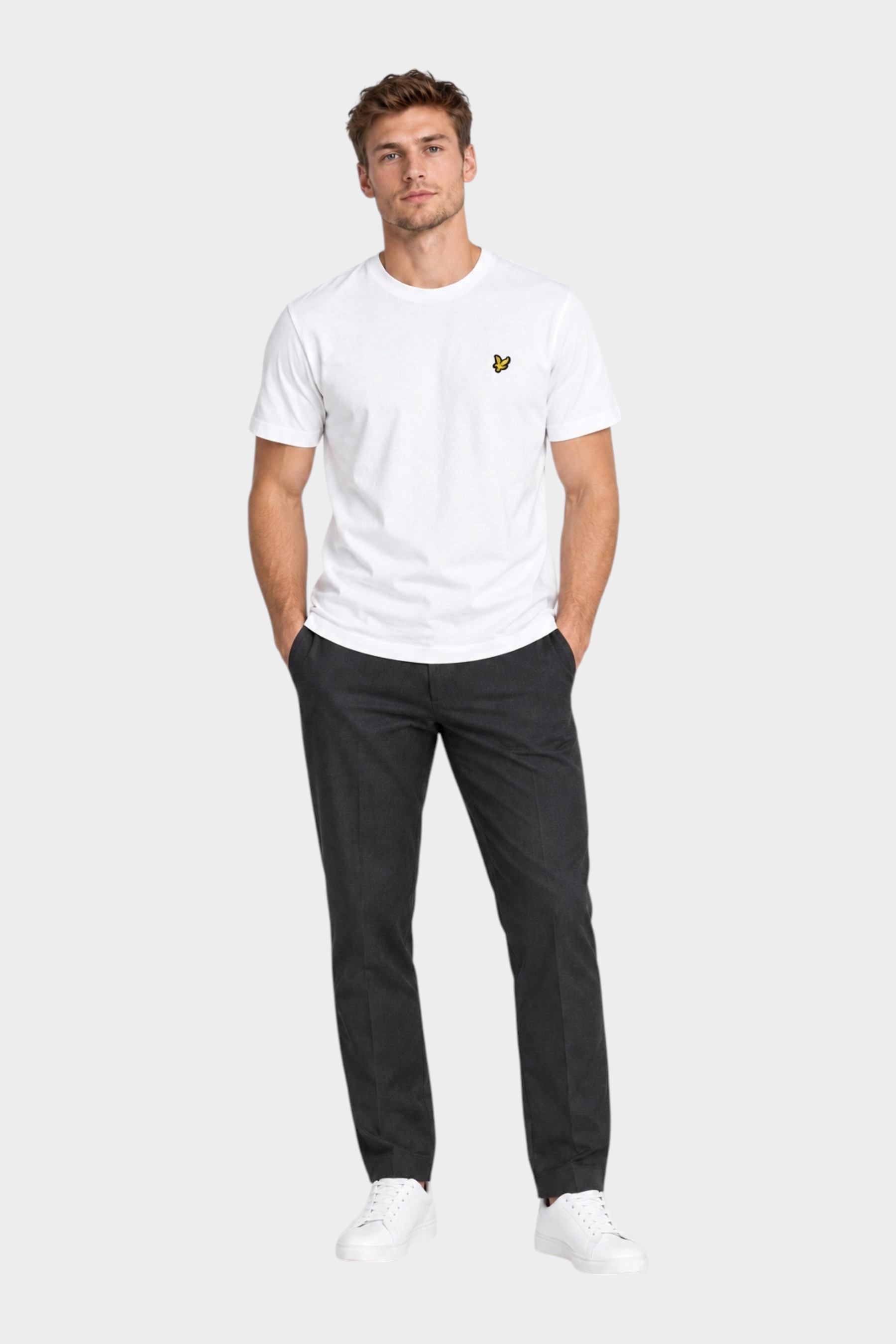 Modello indossa t-shirt bianca in cotone Follower SRL con logo Lyle & Scott sul petto e pantaloni scuri