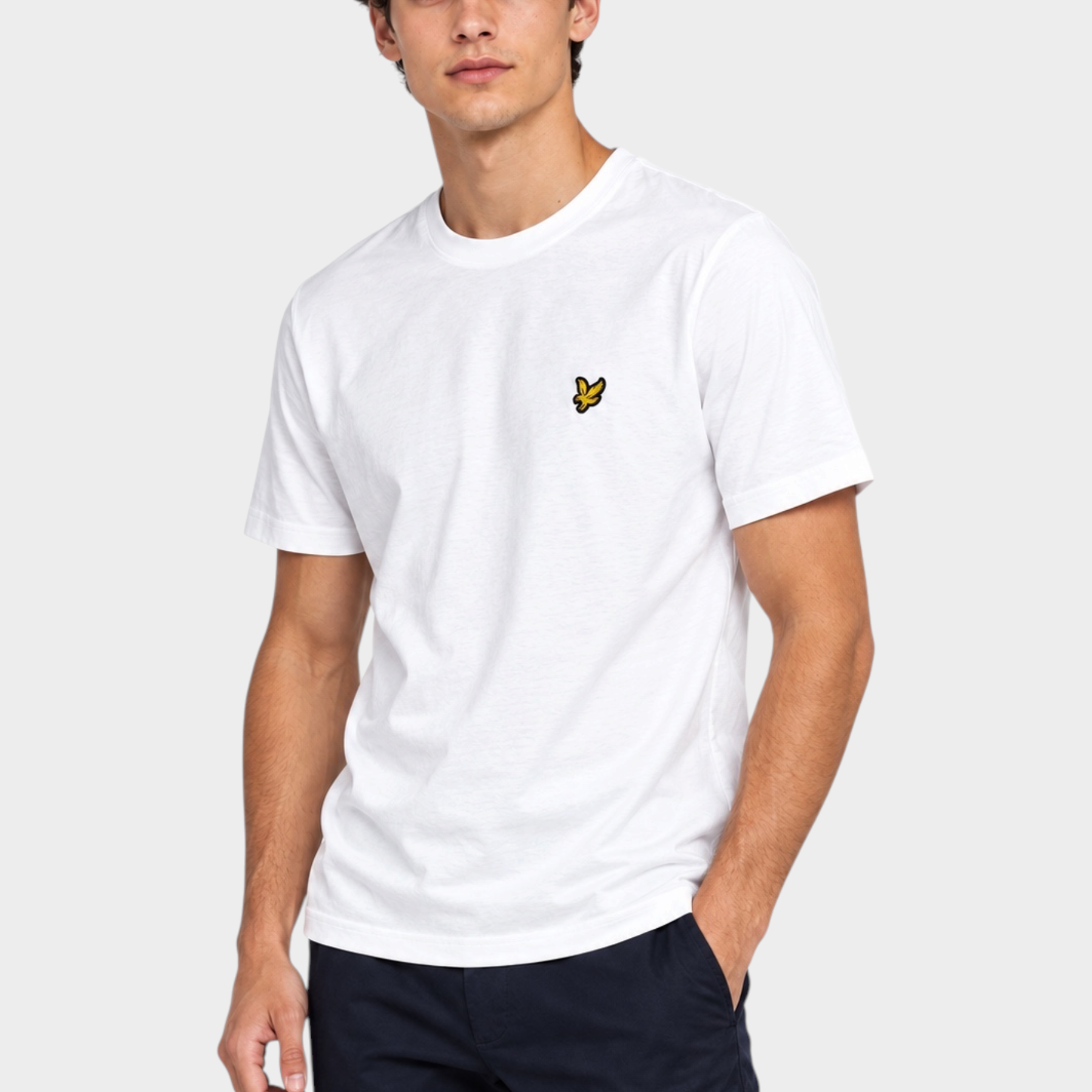 Modello indossa t-shirt bianca in cotone Follower SRL con logo Lyle & Scott ricamato sul petto