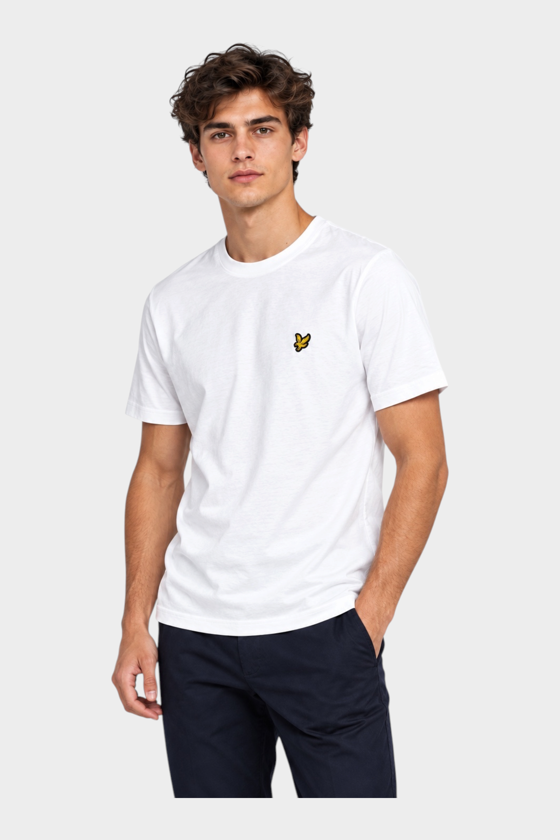 Modello indossa t-shirt bianca in cotone Follower SRL con logo Lyle & Scott ricamato sul petto