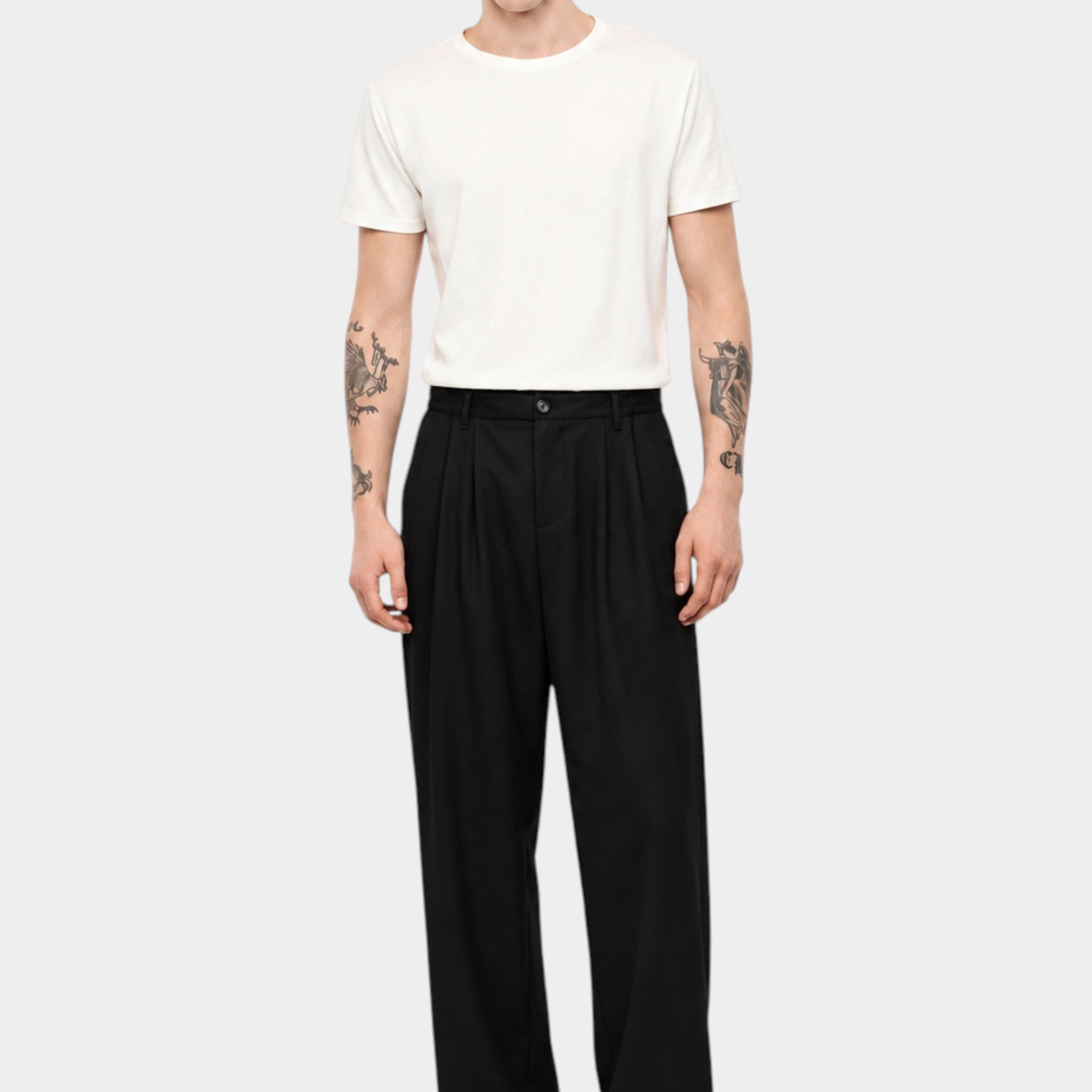 Modello indossa T-shirt bianca regular fit Imperial di Follower SRL con pantaloni neri e scarpe eleganti