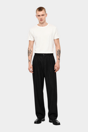 Modello indossa T-shirt bianca regular fit Imperial di Follower SRL con pantaloni neri e scarpe eleganti