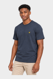Modello indossa t-shirt blu scuro LYLE & SCOTT con logo giallo sul petto, proposta da Follower SRL